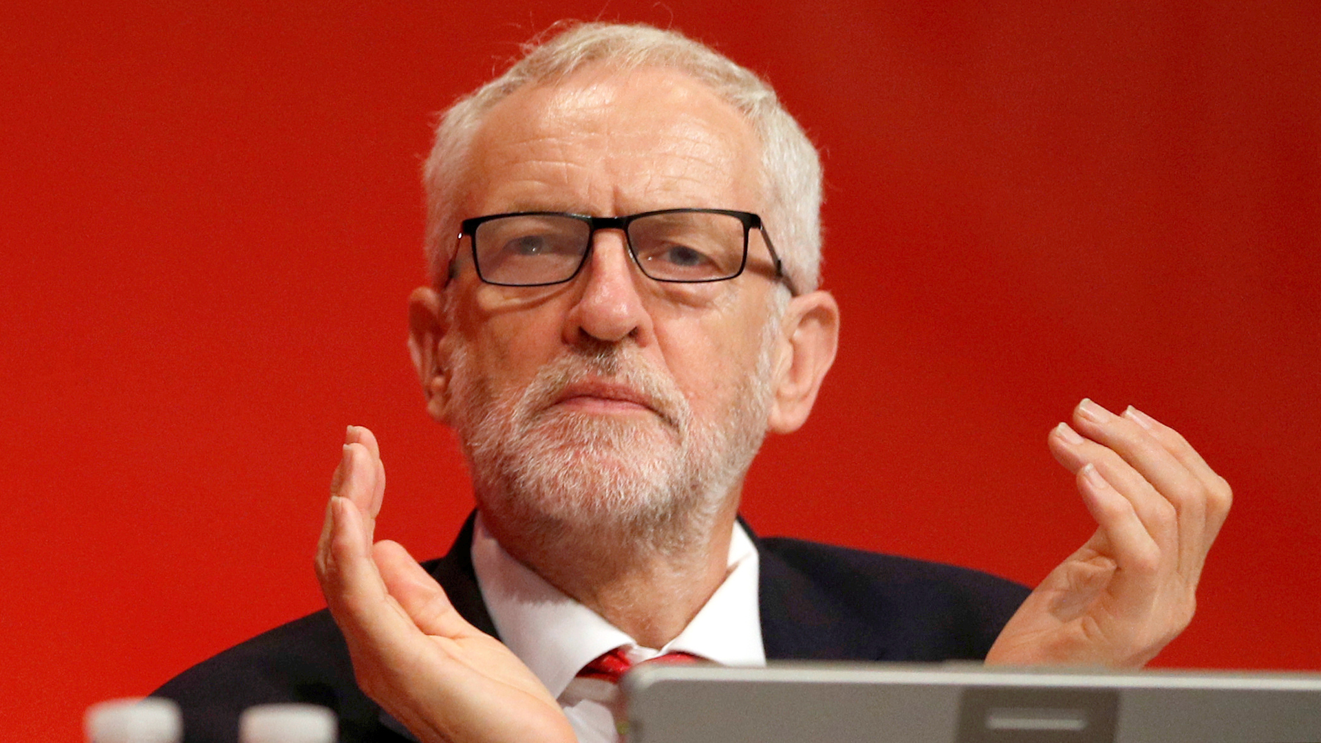 Labour-Chef Jeremy Corbyn klatscht auf dem Labour-Parteitag | REUTERS