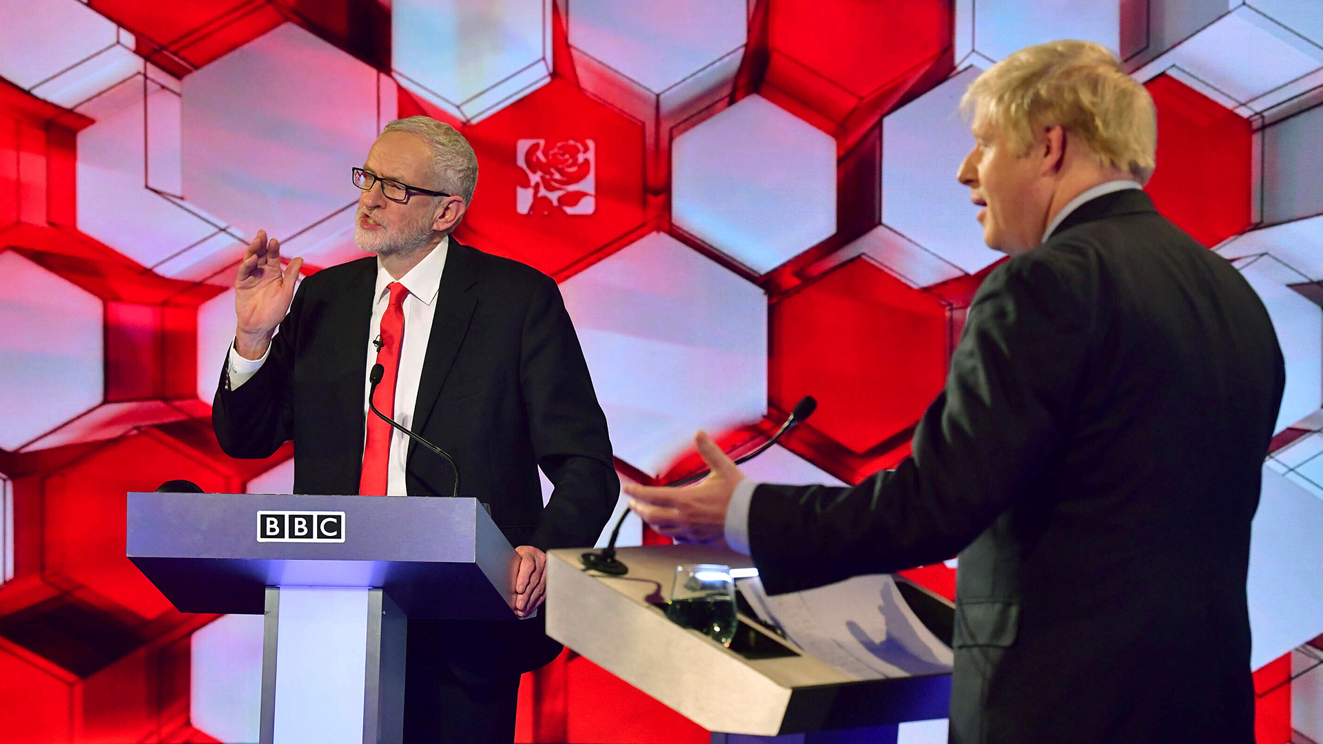 Der britische Premier Johnson und sein Herausforderer Corbyn beim TV-Duell (v.l.). | AP