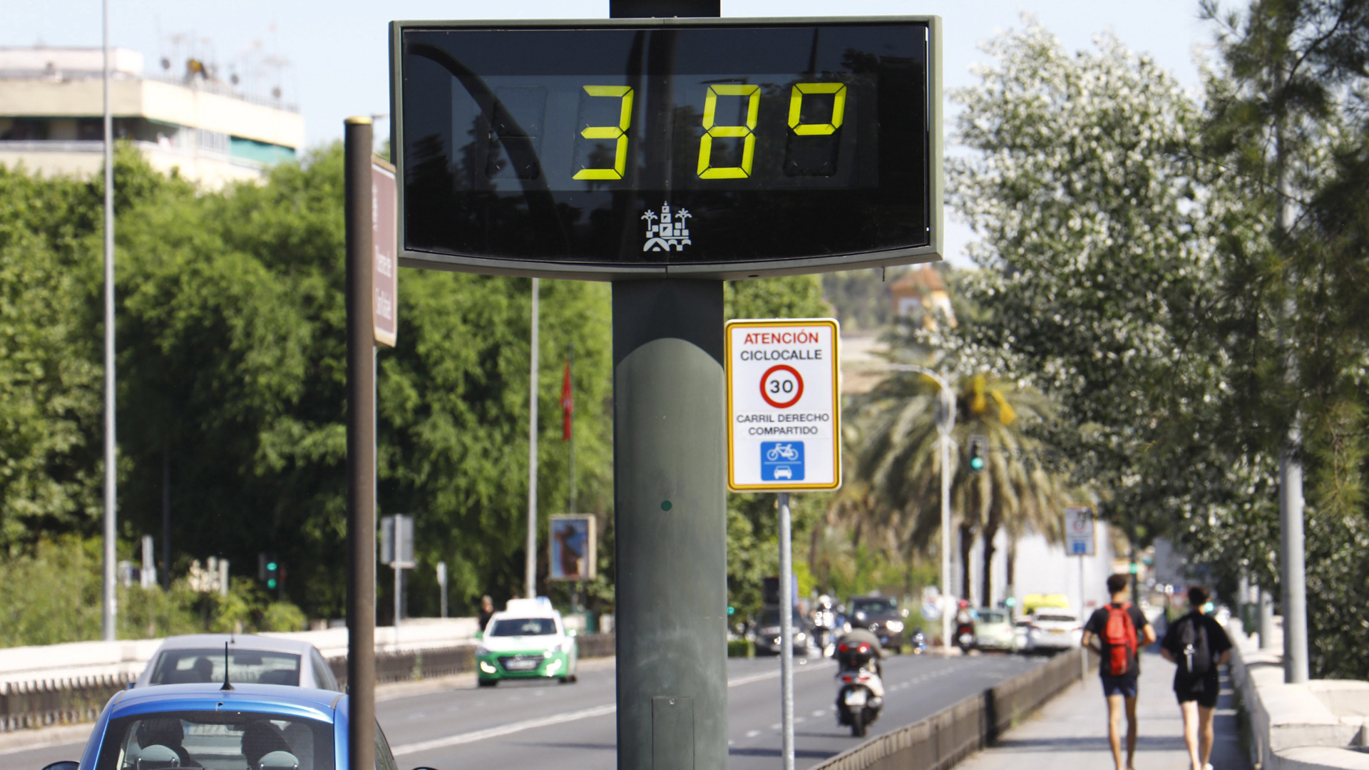 Eine Temperaturanzeige in Cordoba zeigt 38 Grad Celsius