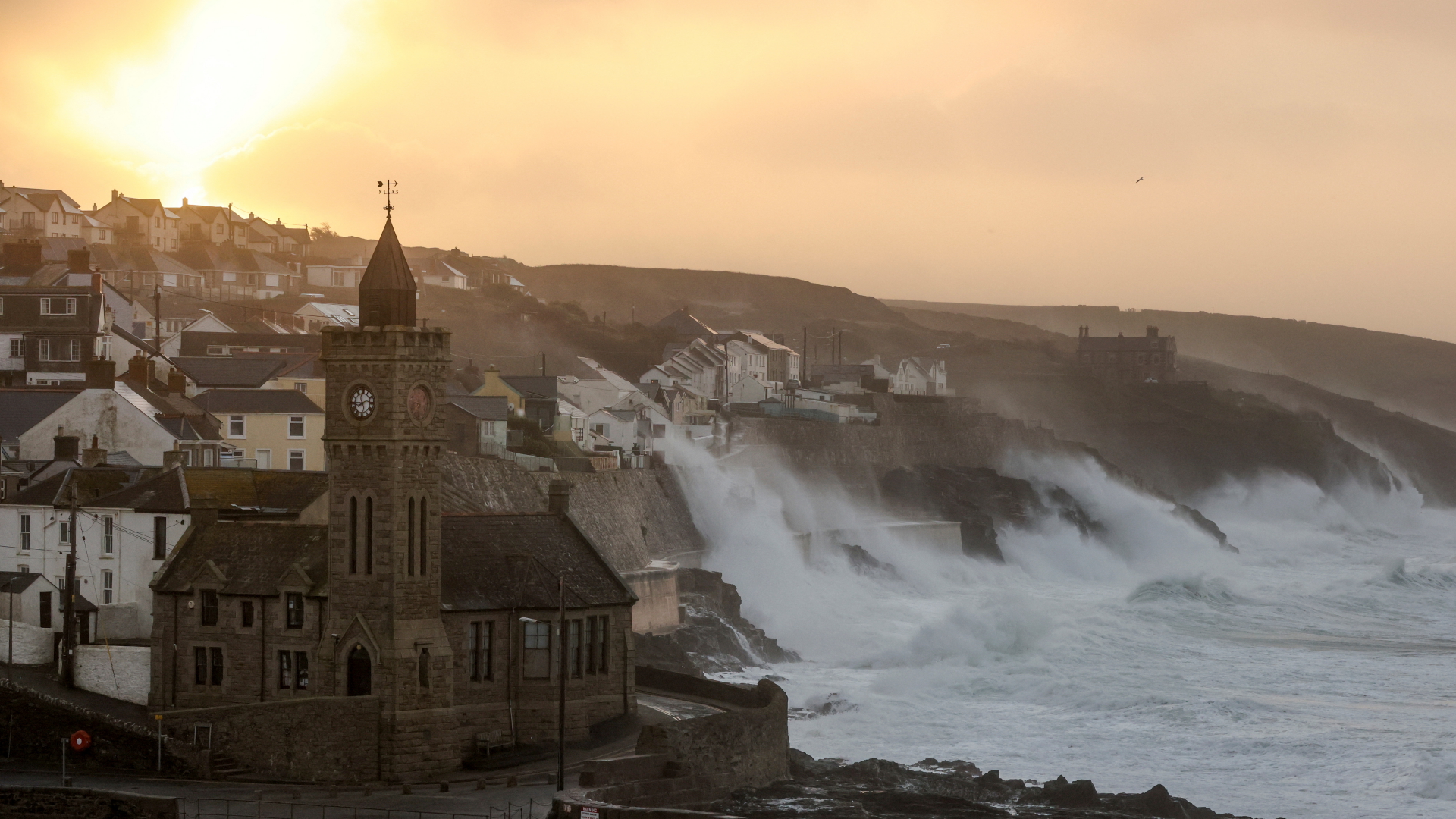 Hohe Wellen treffen während des Sturms "Eunice" auf die Küste von Cornwall | REUTERS