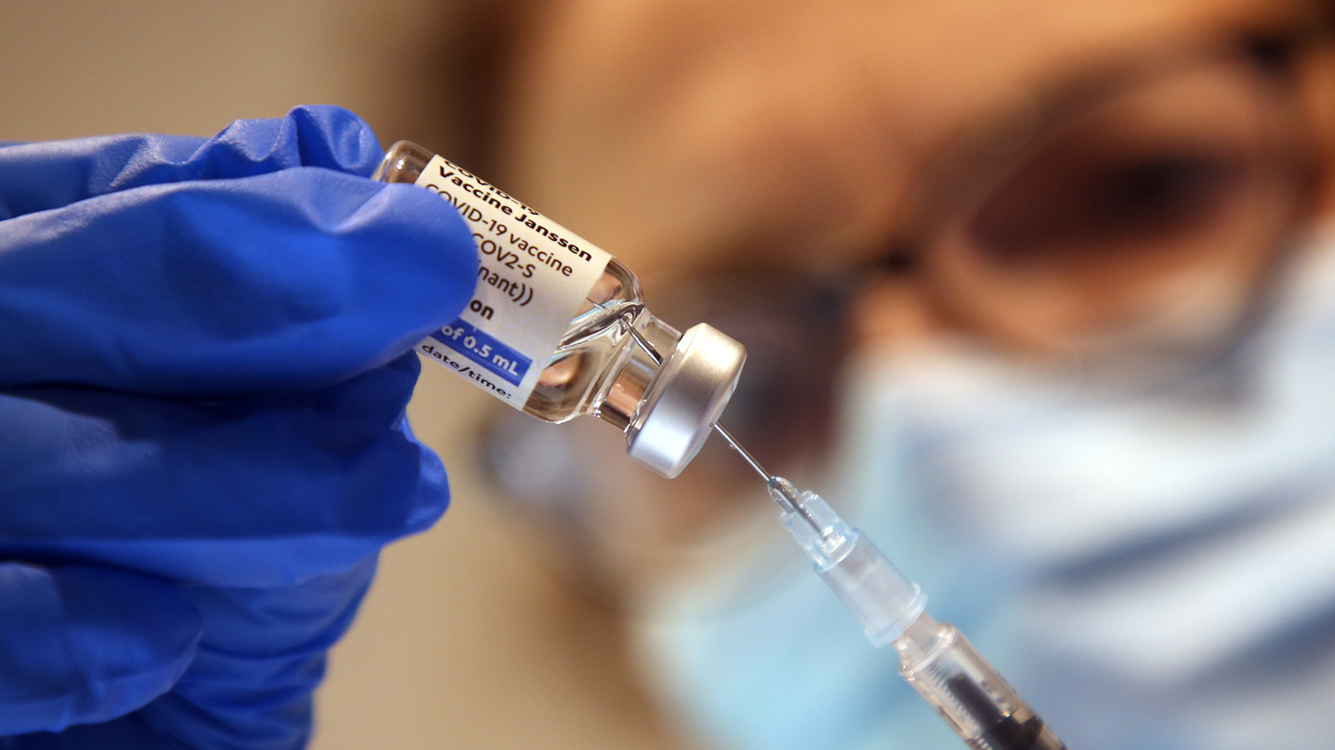 Eine Arzthelferin zieht in einer Praxis einer Hausärztin eine Spritze mit dem Corona-Impfstoff Janssen von Johnson & Johnson gegen das Corona-Virus auf (Archivbild).