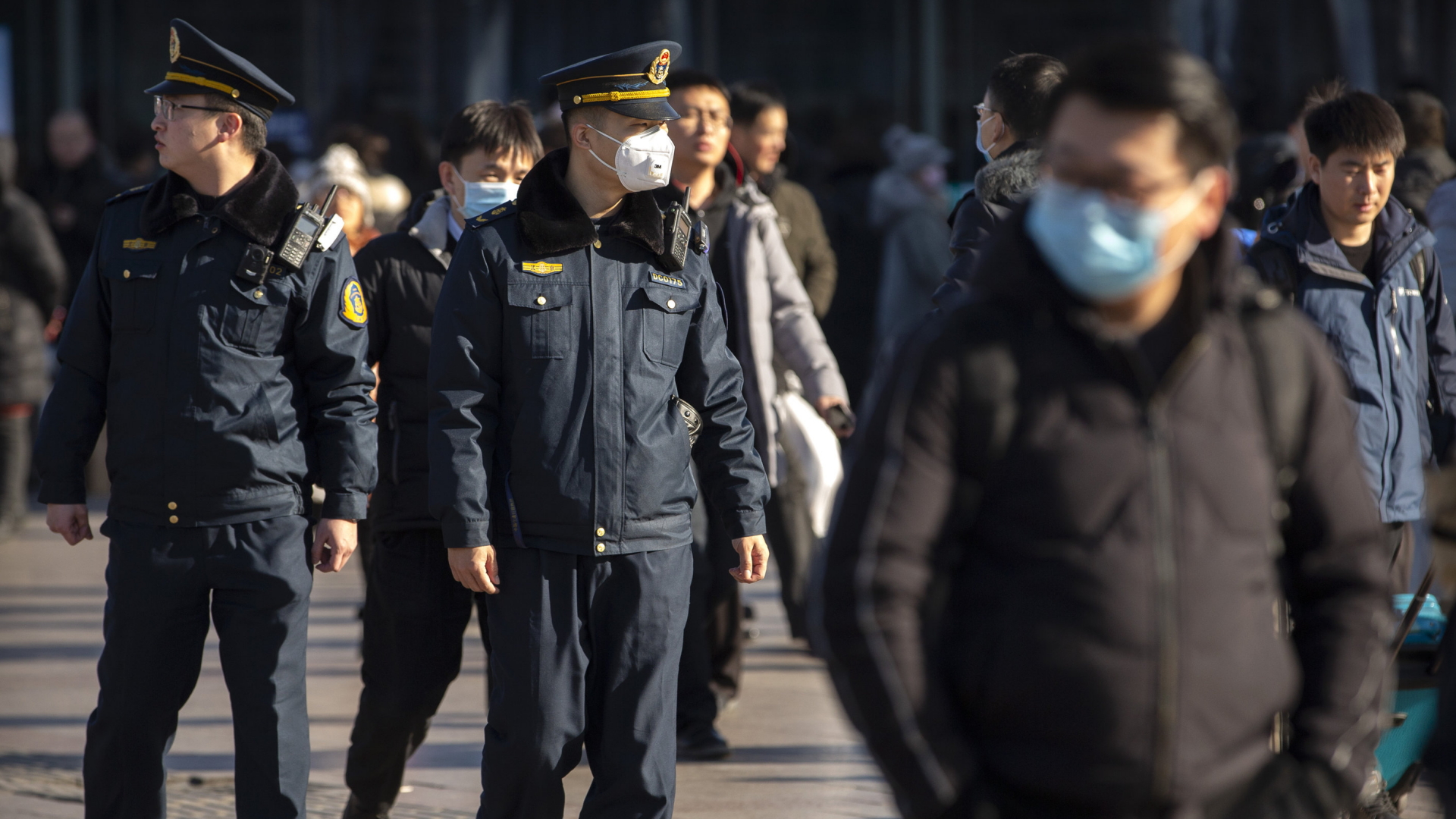 Menschen mit Mundschutz in Peking | AP