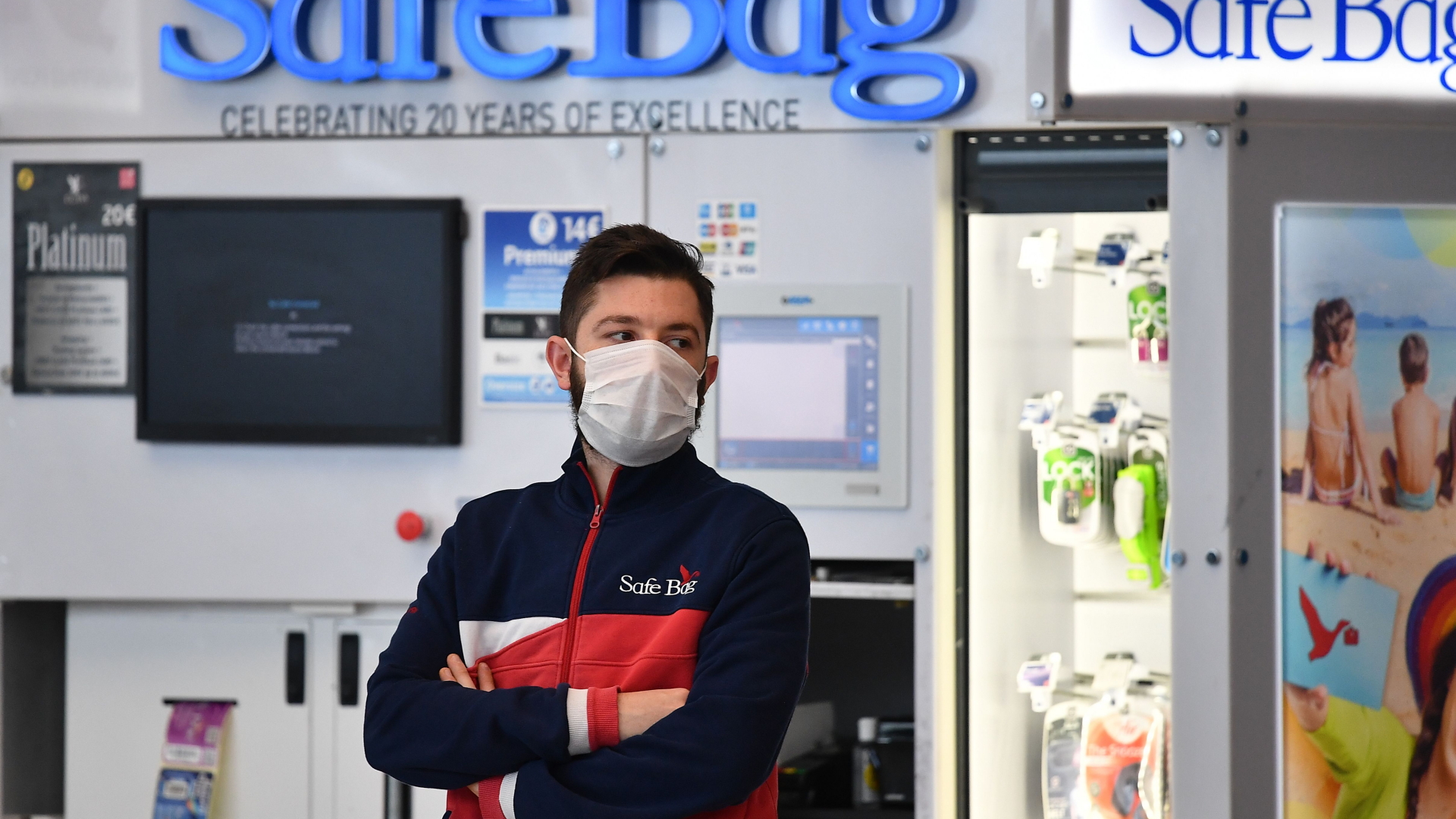 Ein Mitarbeiter des Fiumicino-Flughafens in Rom trägt eine Schutzmaske (Archivbild vom 31.01.2020) | AFP