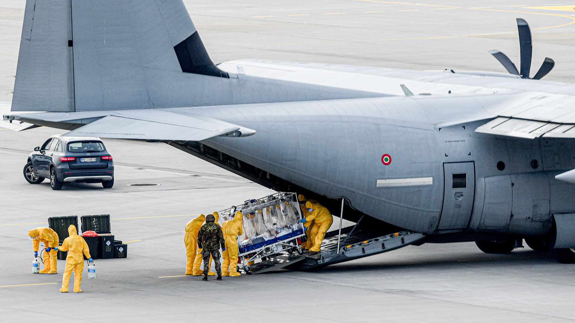 Corona Patienten aus Italien werden in Dresden aus einem Militärflugzeug geholt | FILIP SINGER/EPA-EFE/Shutterstoc