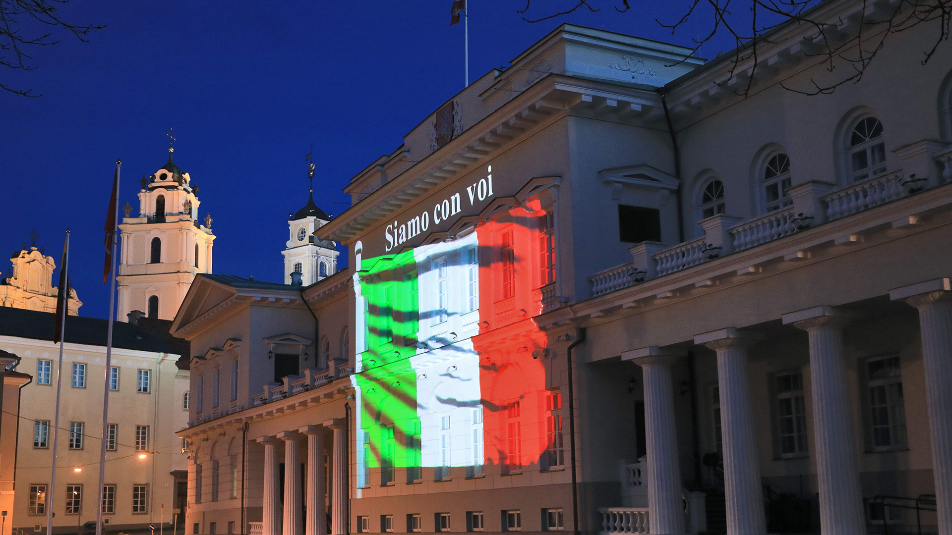 Der Präsidentenpalast in Vilnius ist mit der Aufschrift "Wir sind bei Euch" und der italienischen Flagge beleuchtet | AFP
