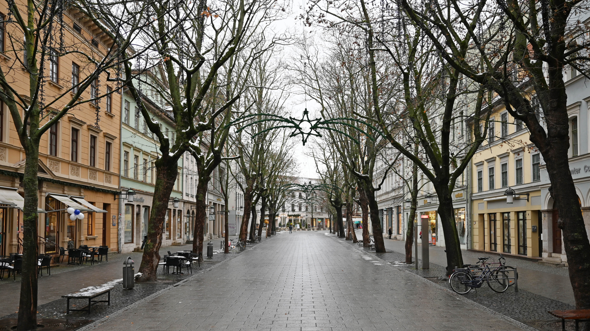 Fast menschenleer ist die Schillerstraße im Zentrum Weimars (Archivbild).  | dpa