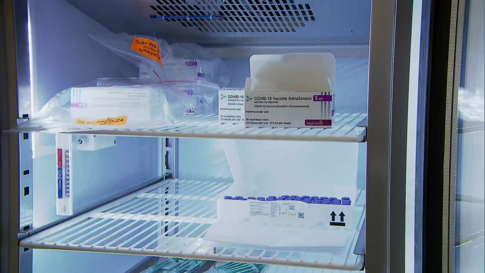 Kühlschrank mit verpacktem AstraZeneca Impfstoff. | SWR