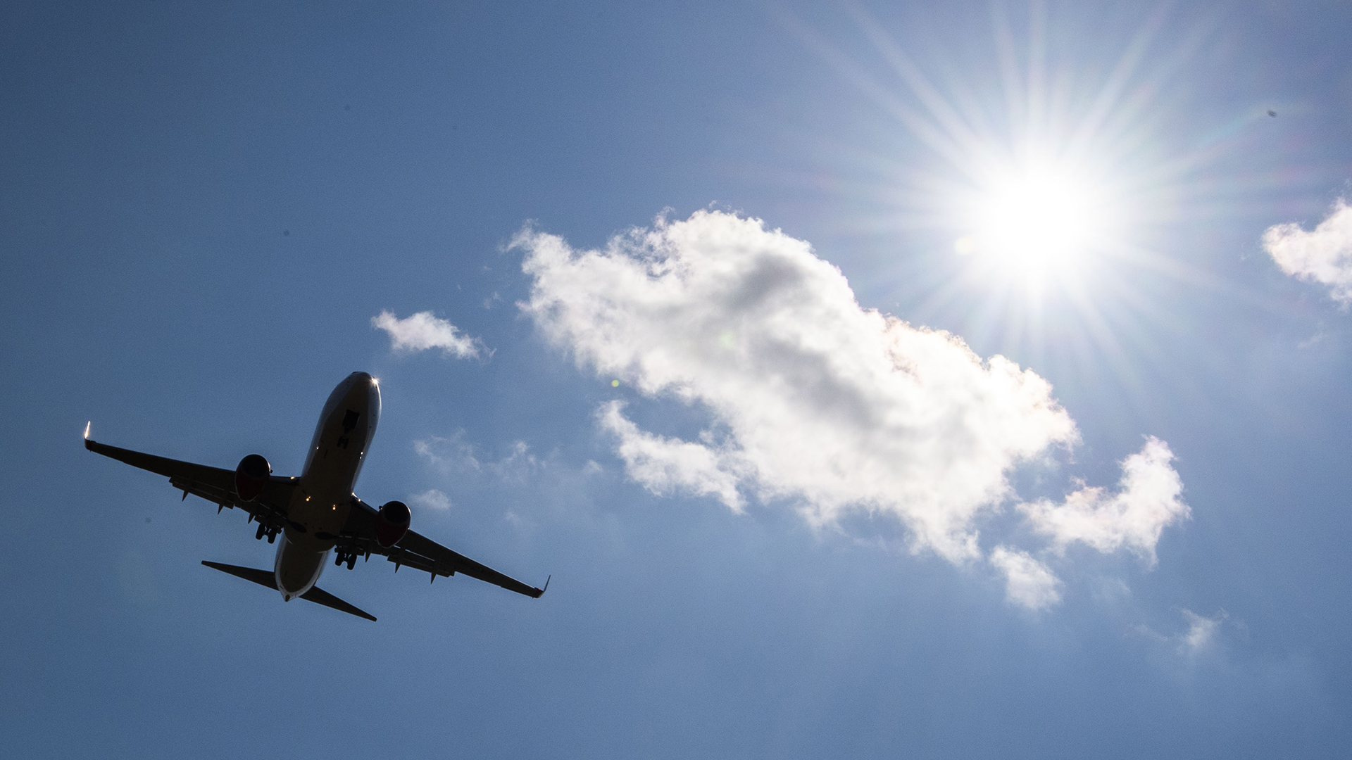 Ein Ferienflieger der Corendon Airlines Europe  landet bei Sonnenschein und blauem Himmel.