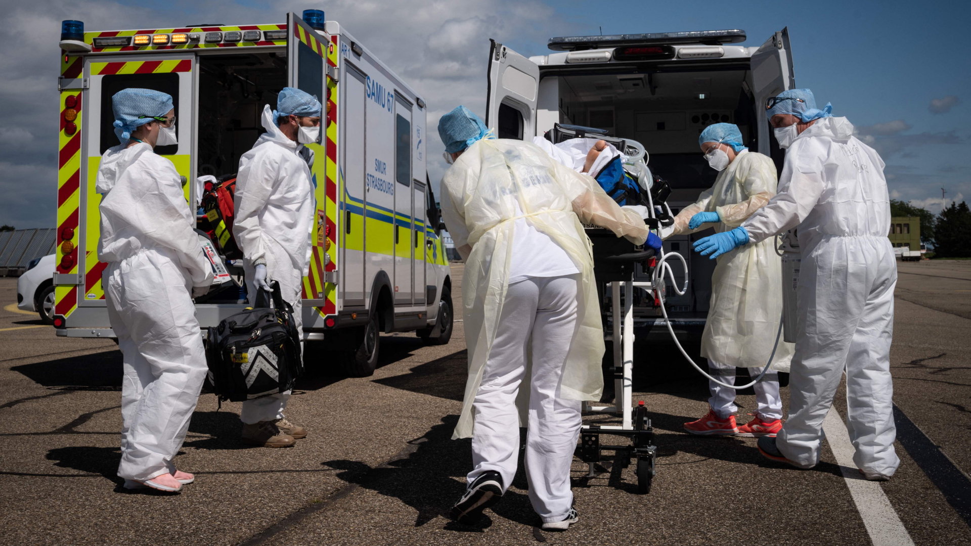 Ein Corona-Patient wird in den Krankenwagen verlegt | AFP