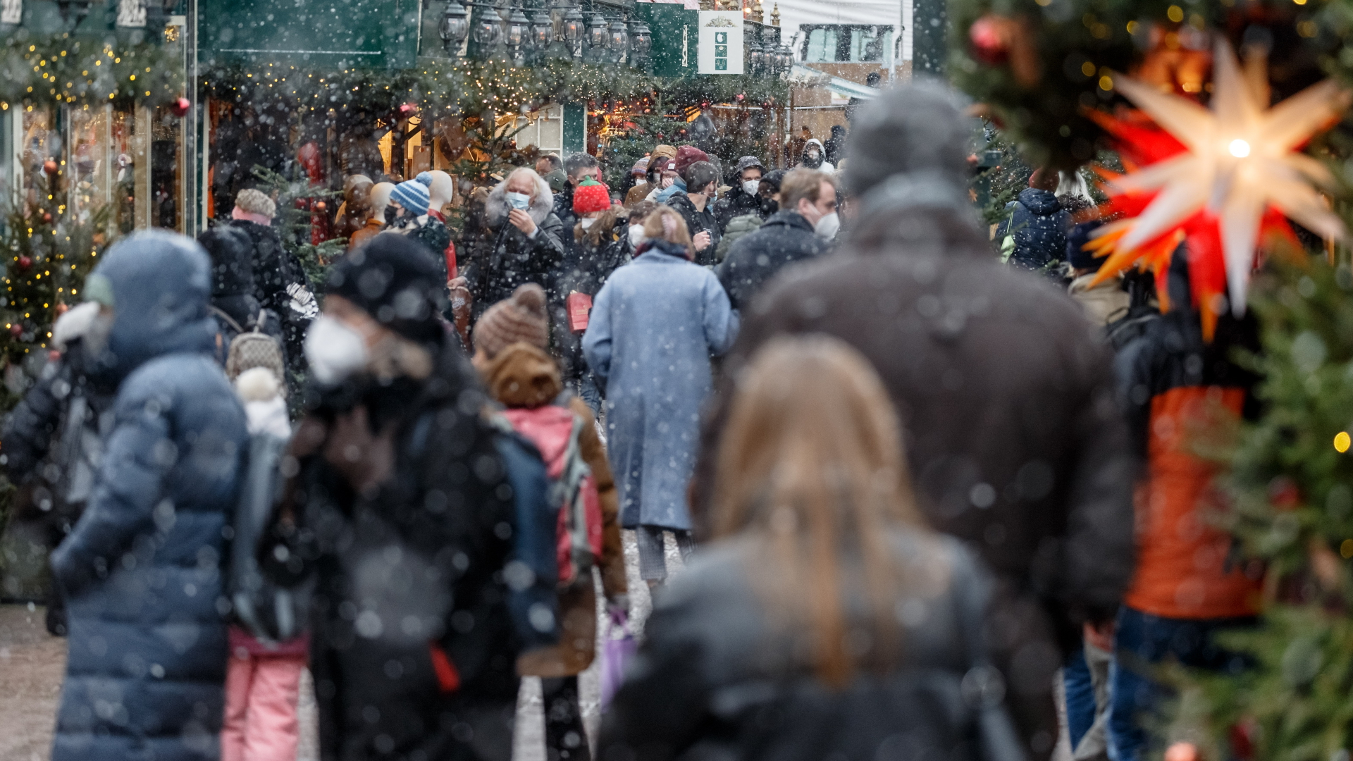 Menschen auf dem Weihnachtsmarkt in Hamburg | dpa