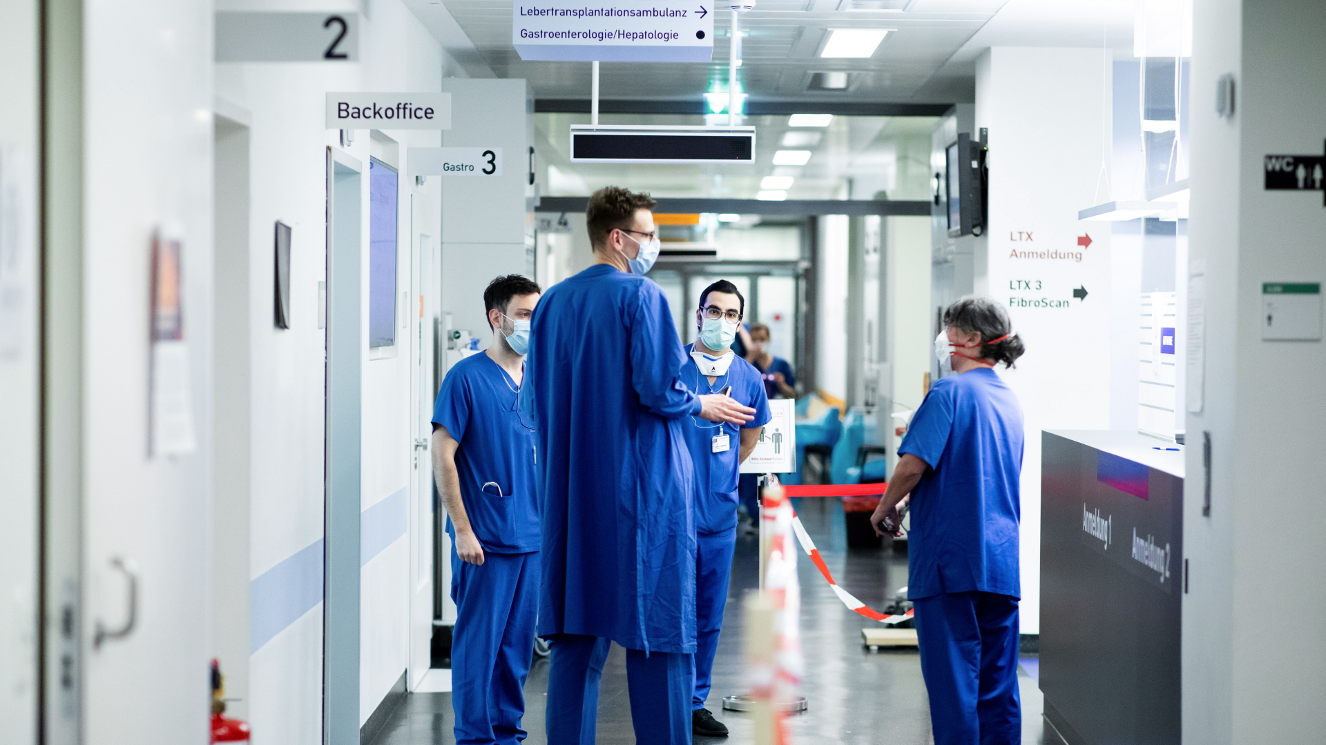 Ärzte besprechen sich in einem Krankenhaus in Essen (Archivbild) | dpa