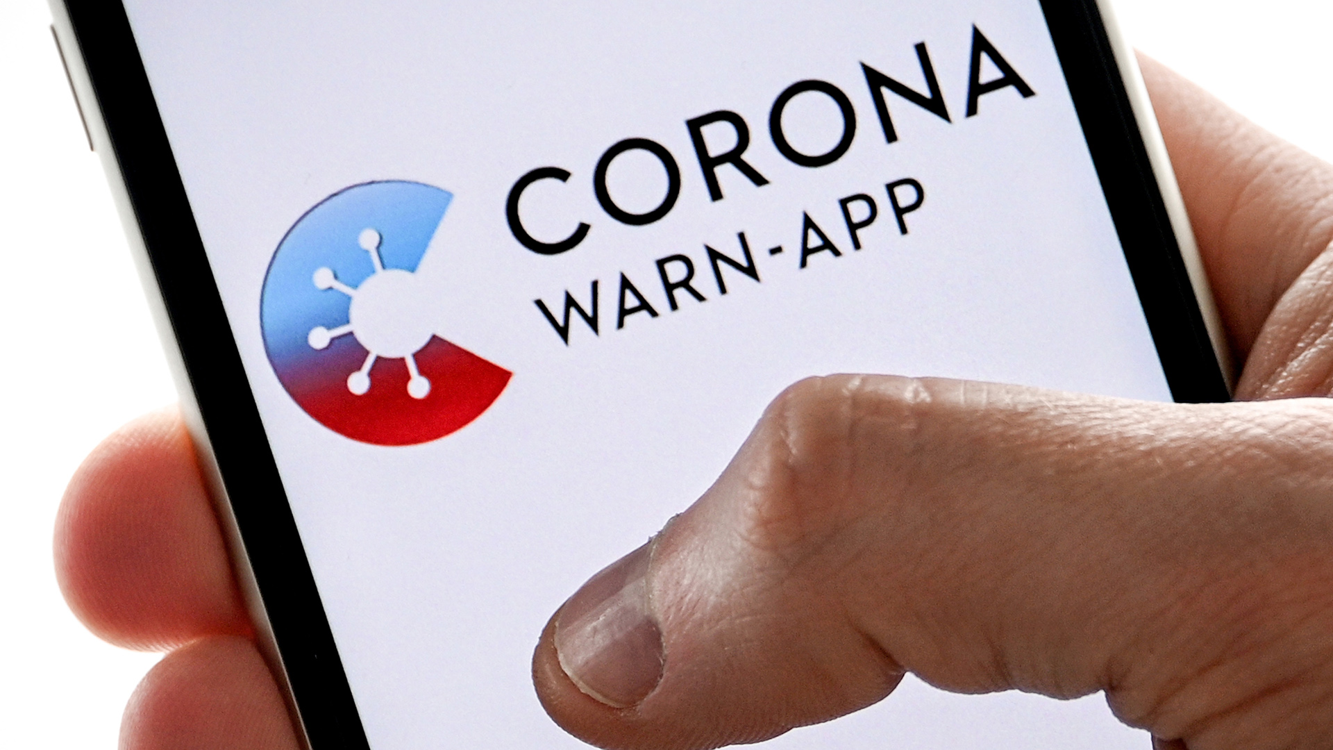 Auf einen Handydisplay ist der Schriftzug "Corona-App" zu sehen