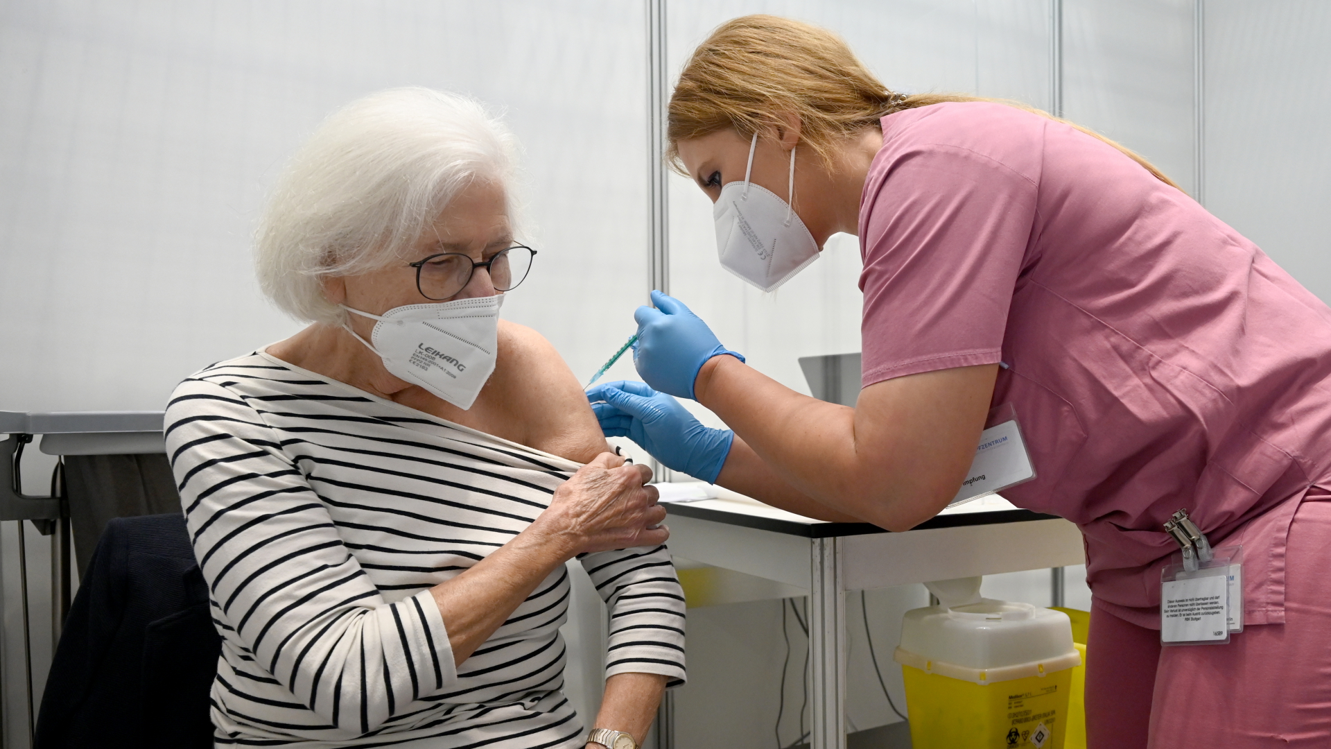 Eine Seniorin erhält eine Auffrischungsimpfung gegen das Coronavirus.