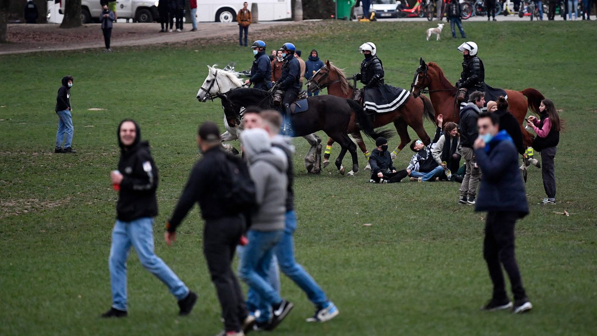 Die Polizei löst ein Treffen hunderter Menschen in einem Park in der belgischen Hauptstadt Brüssel auf. | AFP