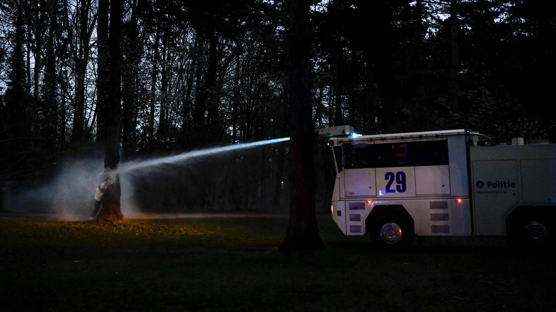 Die Polizei geht in einem Park in der belgischen Hauptstadt Brüssel mit Wasserwerfern gegen Jugendliche vor. | AFP