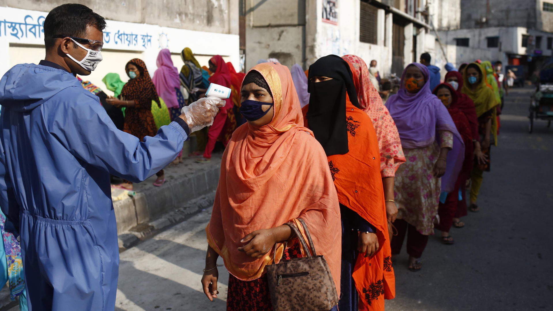 Textilarbeiterinnen in Bangladesch | Bildquelle: MONIRUL ALAM/EPA-EFE/Shutterstoc