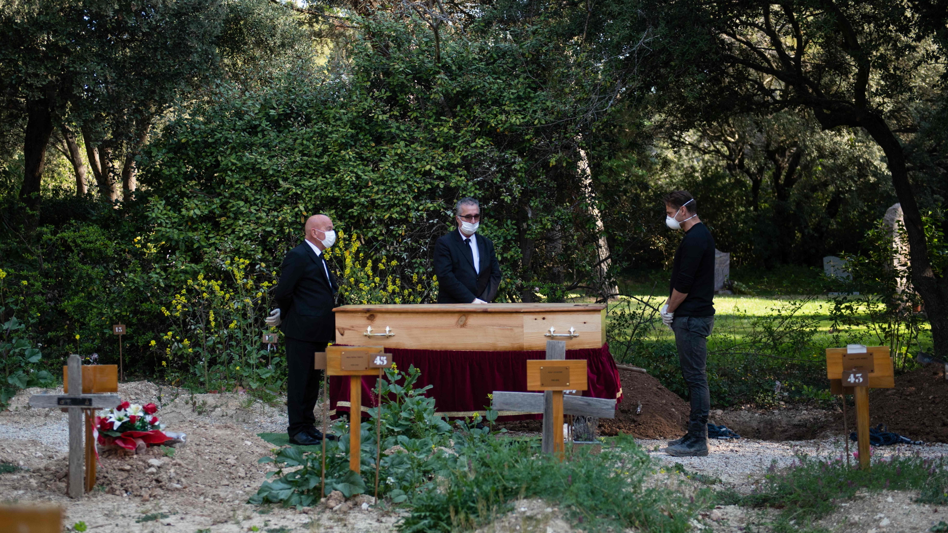 Mitarbeiter eines Beerdigungsunternehmens während einer Bestattung in Aix-en-Provence | AFP