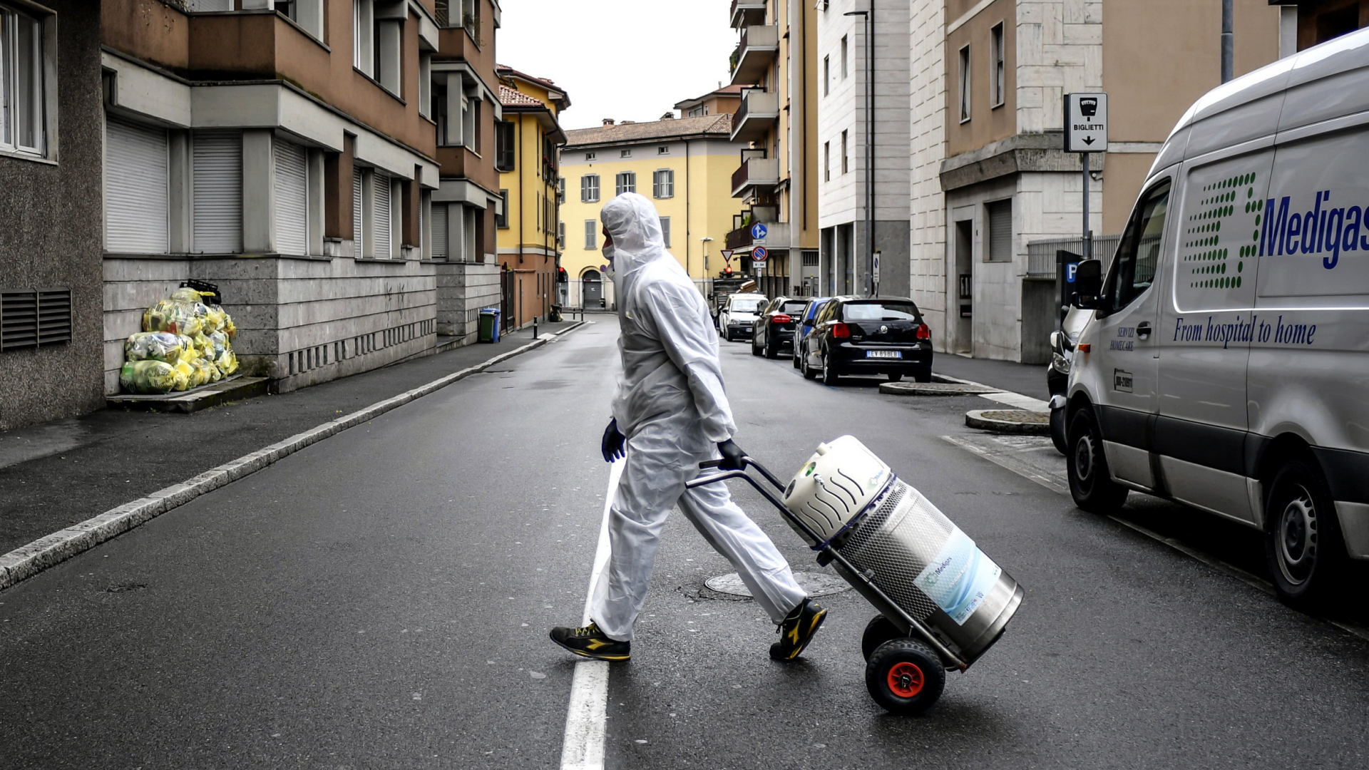 Ein Bild aus dem Frühjahr 2020: Ein Mann bringt in Bergamo medizinischen Sauerstoff zu Patienten, die zu Hause behandelt werden. | AP