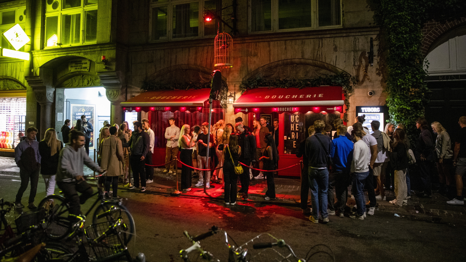 Menschen vor einem Nachtclub in Dänemark | dpa