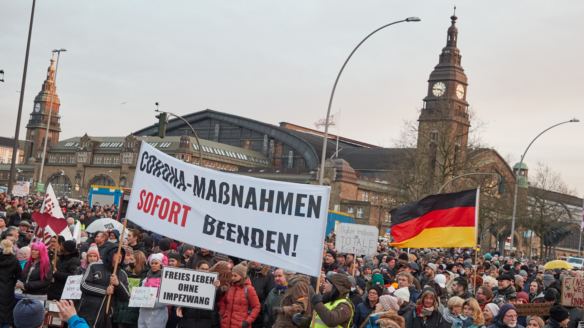 Demonstration von Impfgegnern in Hamburg | dpa