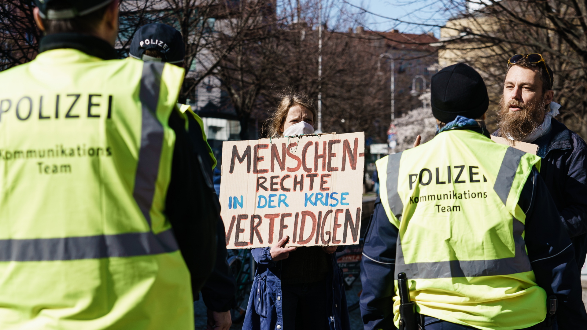 Teilnehmer einer Demo vor der Volksbühne in Berlin, umgeben von Polizisten | CLEMENS BILAN/EPA-EFE/Shuttersto
