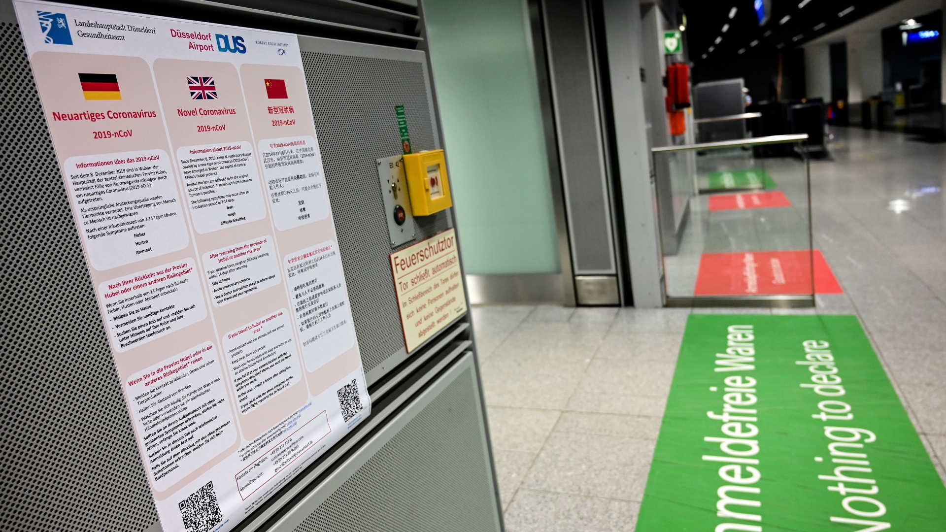 Infotafeln am Flughafen Düsseldorf, die ankommende Passagiere über mögliche Symptome einer Ansteckung mit dem Coronavirus aufklären | SASCHA STEINBACH/EPA-EFE/REX