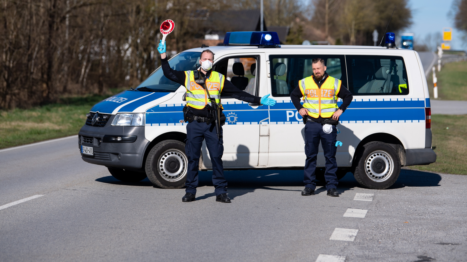 Polizisten stehen in der Nähe des niederbayrischen Neuhaus am Inn an einer Kontrollstelle an der österreichischen Grenze