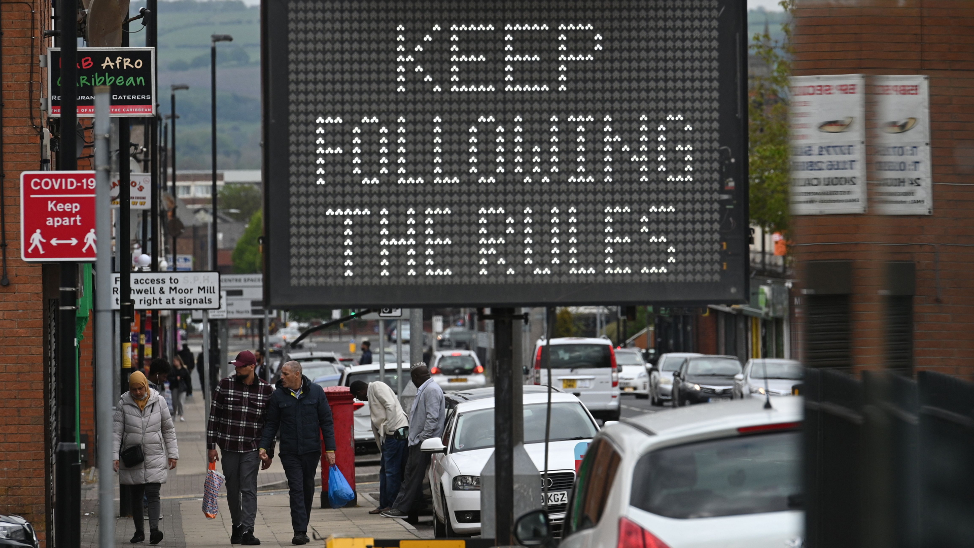 Ein Schild in Bolton ermahnt die Menschen, sich weiter an die Regeln zu halten | AFP