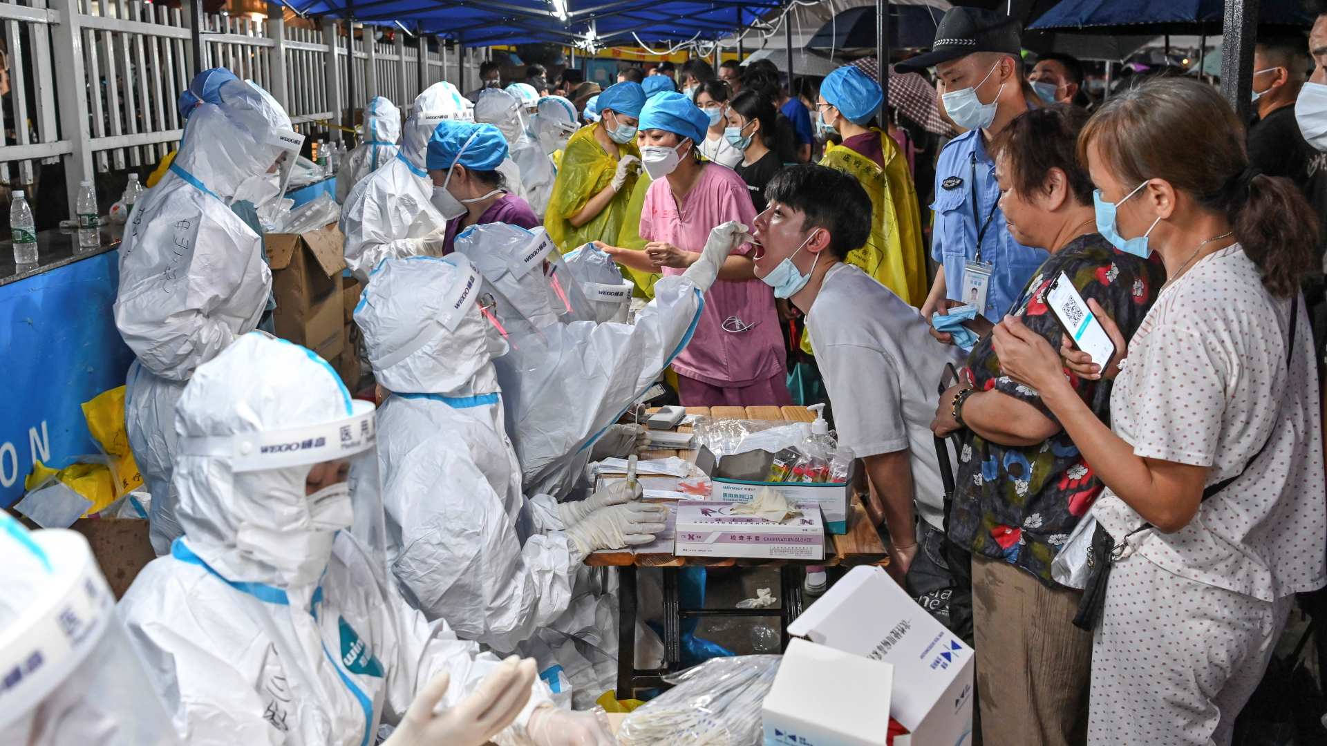Menschen lassen sich in der chinesischen Provinz Guangzhou auf das Coronavirus testen. | REUTERS