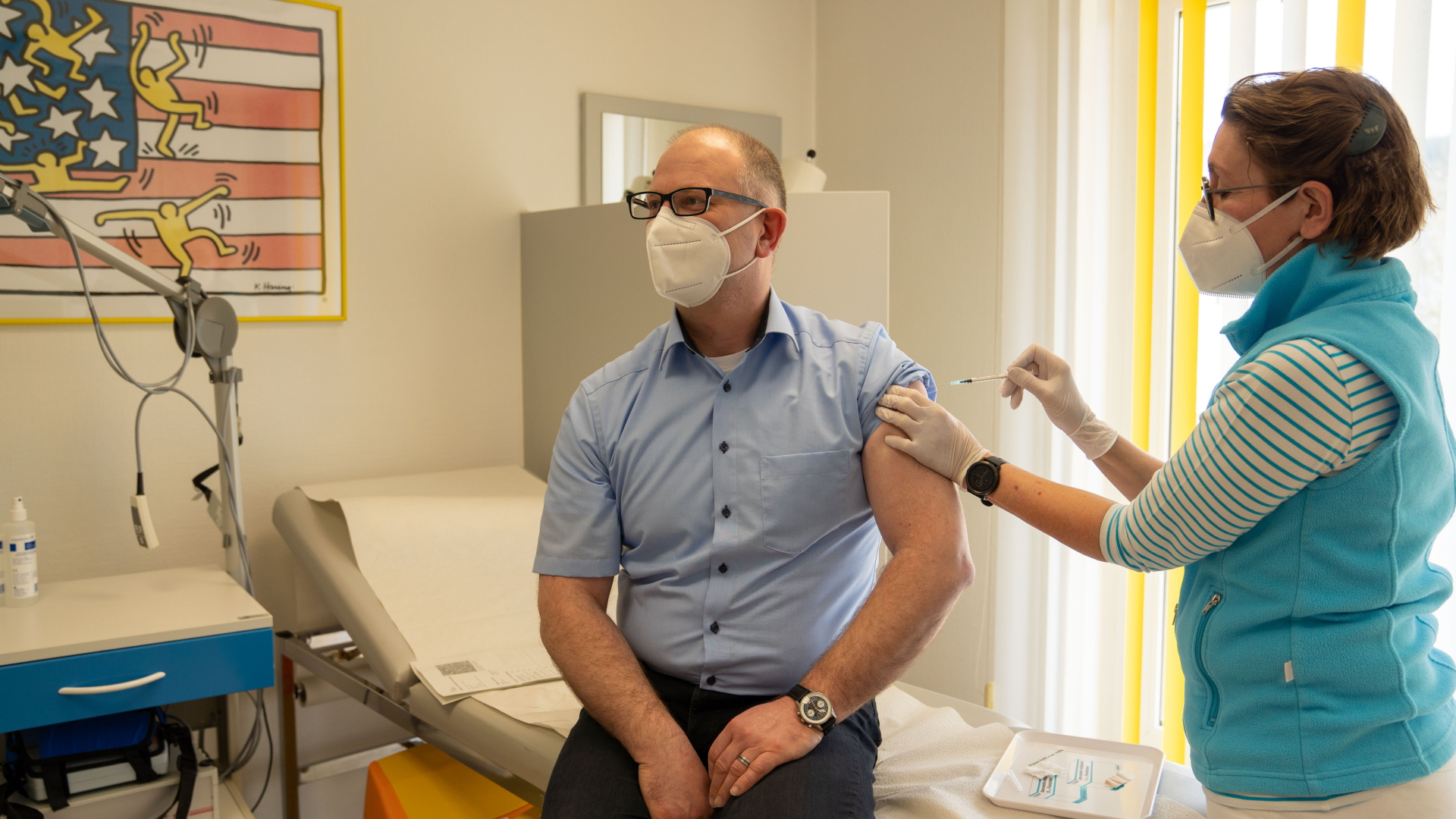 Eine Hausärztin im bayerischen Naila verabreicht einem Patienten eine Impfung gegen das Coronavirus. | dpa