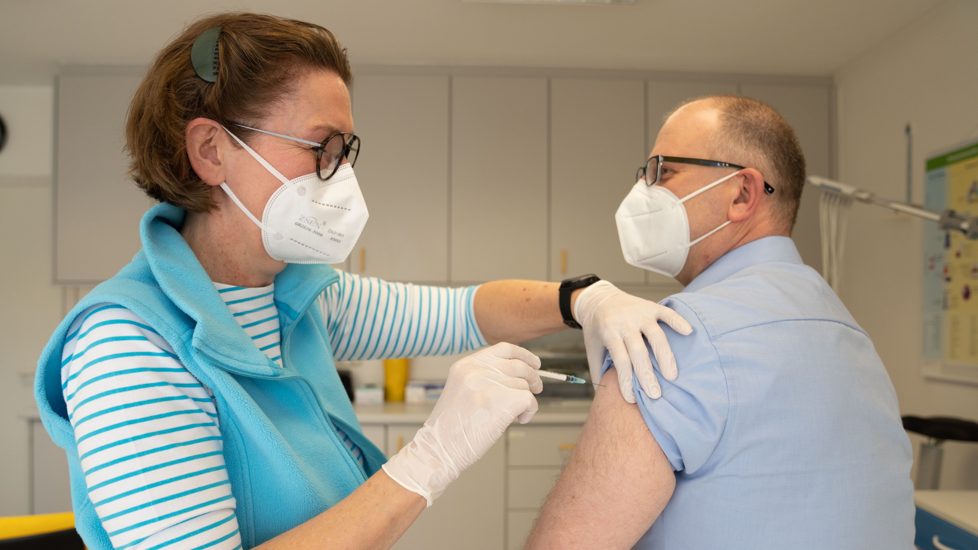 Eine Hausärztin im bayerischen Naila verabreicht einem Patienten eine Impfung gegen das Coronavirus.