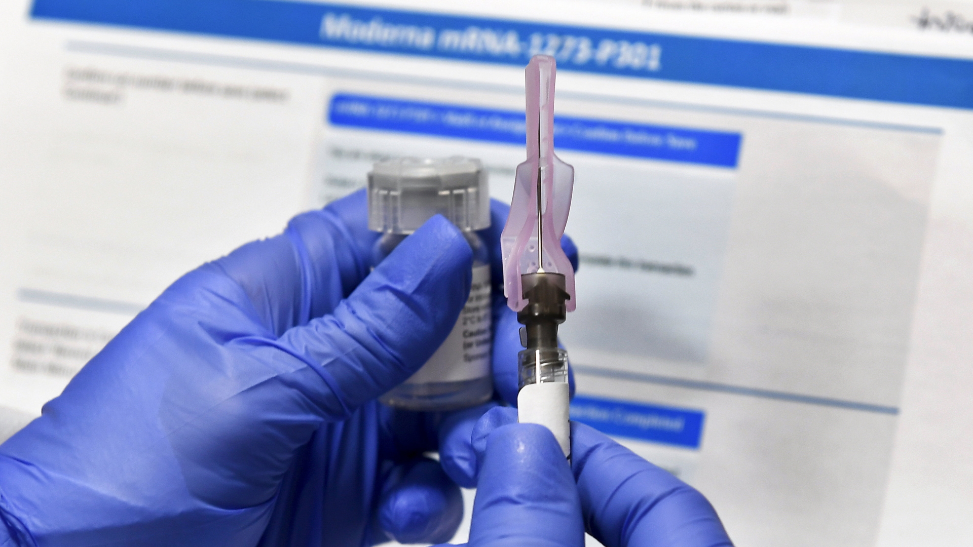 Eine Ampulle und eine Spritze, die einen möglichen Impfstoff gegen das Coronavirus enthalten. | AP