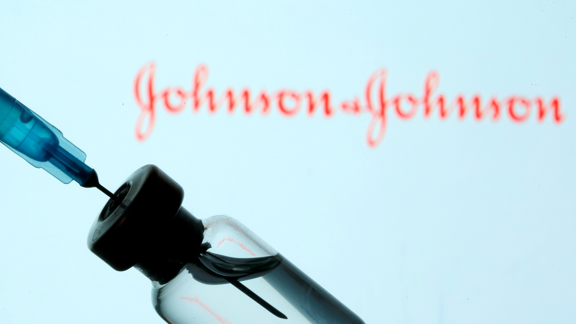 Ein Impfstofffläschchen vor dem Firmenschriftzug Johnson & Johnson | REUTERS