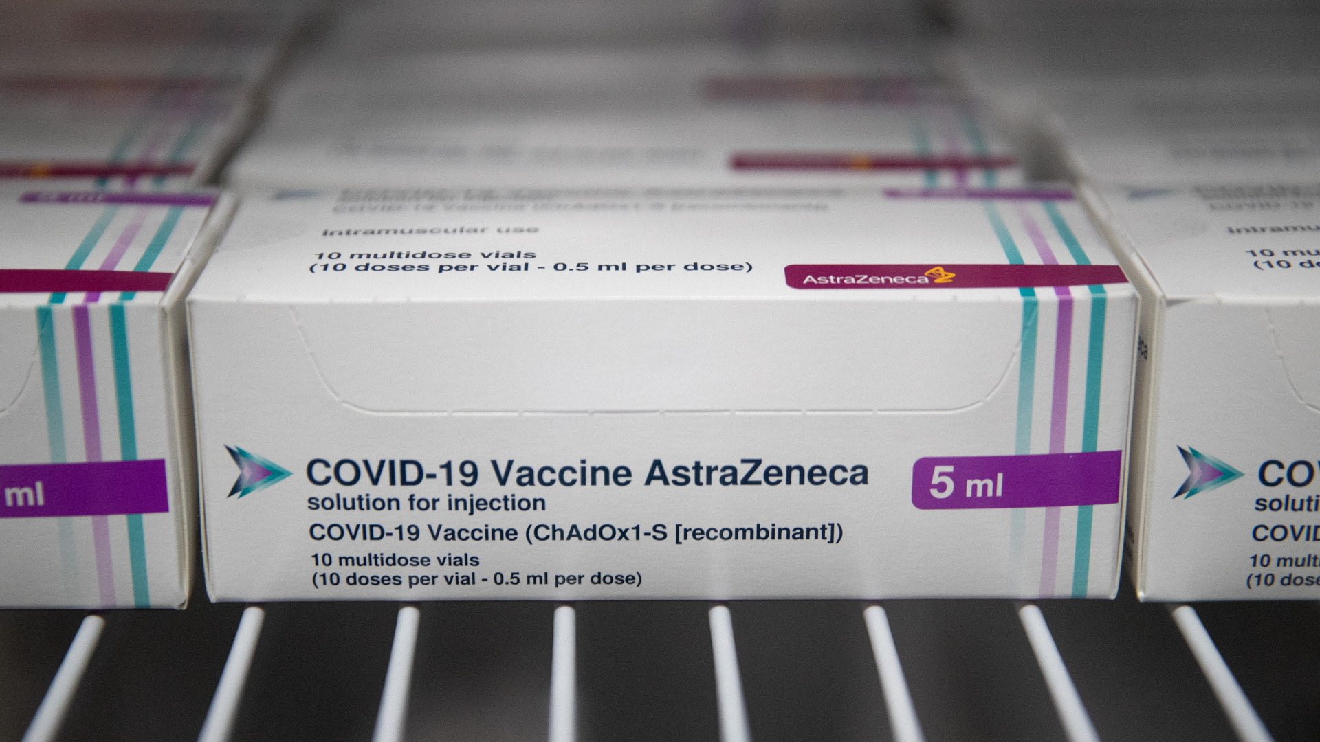 Mehrere Packungen des Corona-Impfstoffs von AstraZeneca liegen in einem Kühlschrank.