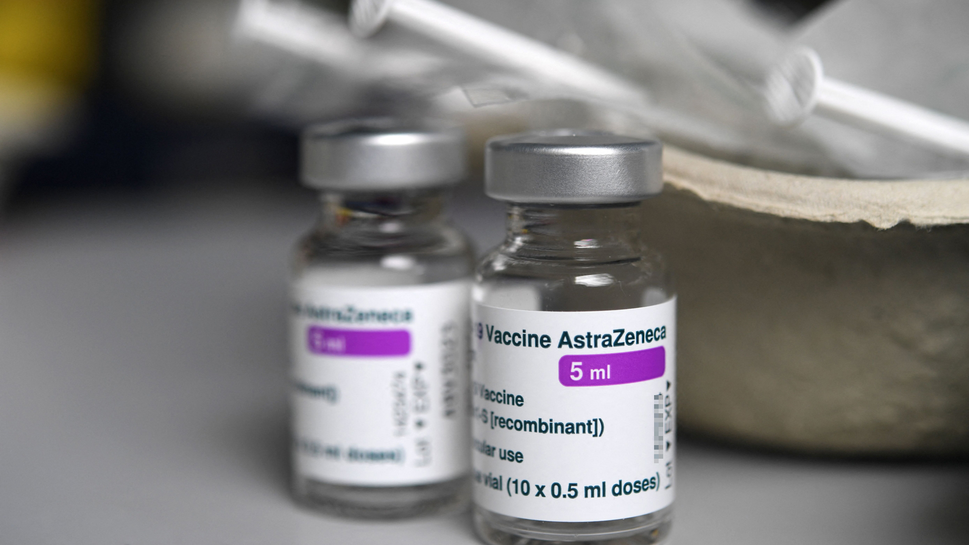 Zwei leere Ampullen des Corona-Impfstoffs von AstraZeneca. | AFP