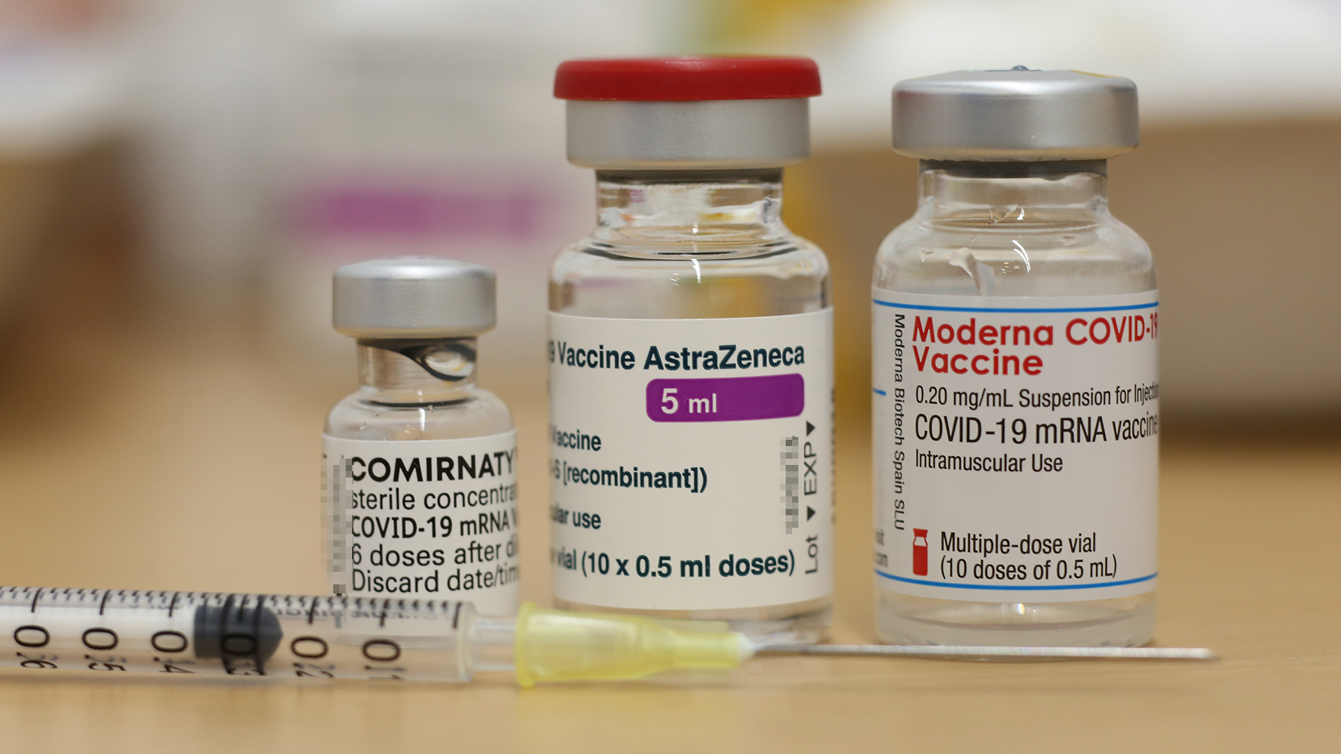 Ampullen mit dem Corona Impfstoff von BioNTech Comirnaty, AstraZeneca und Moderna