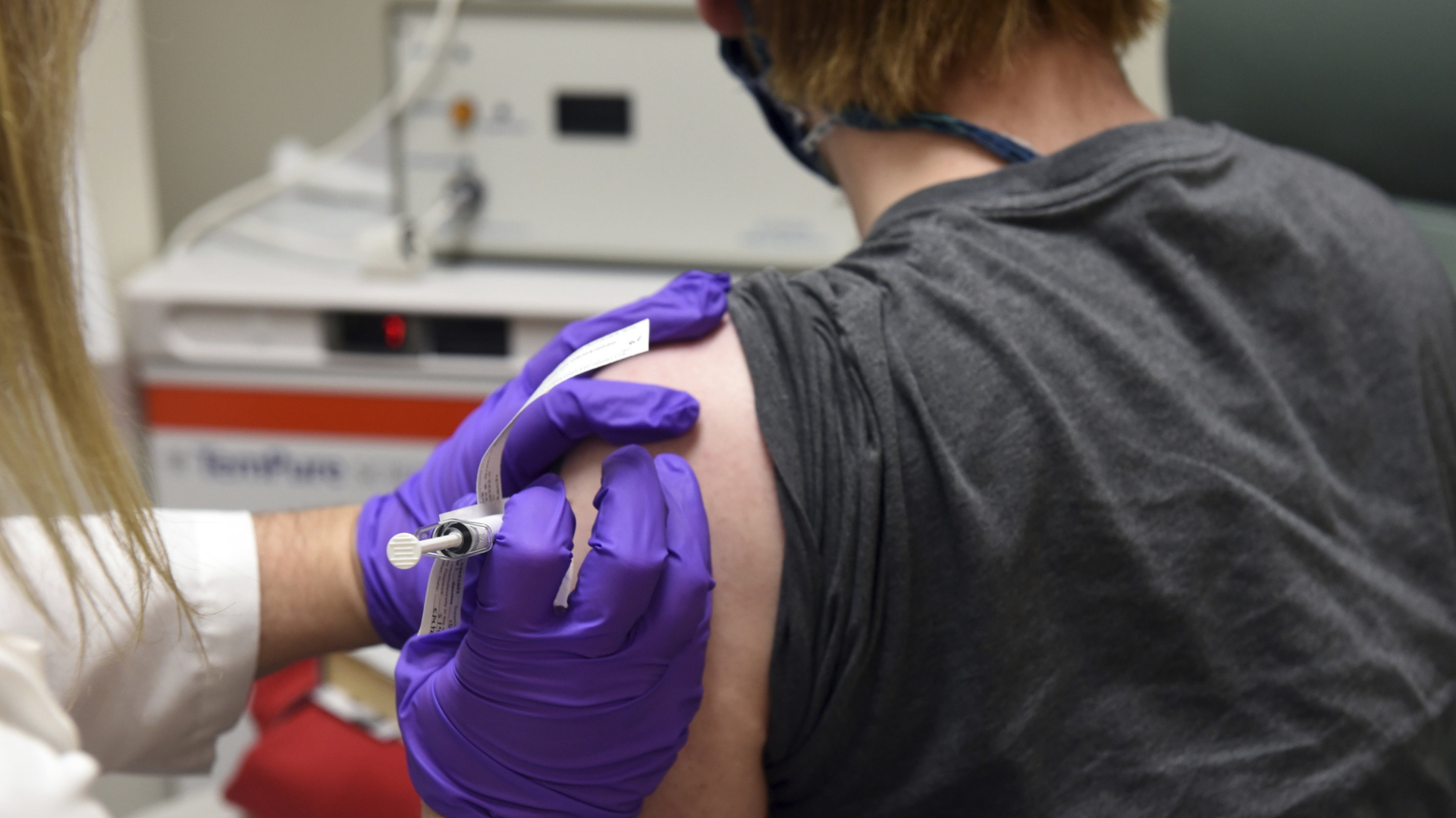 Einem Probanden an der Universität von Maryland wird ein möglicher Corona-Impfstoff injiziert. (Archivbild) | AP