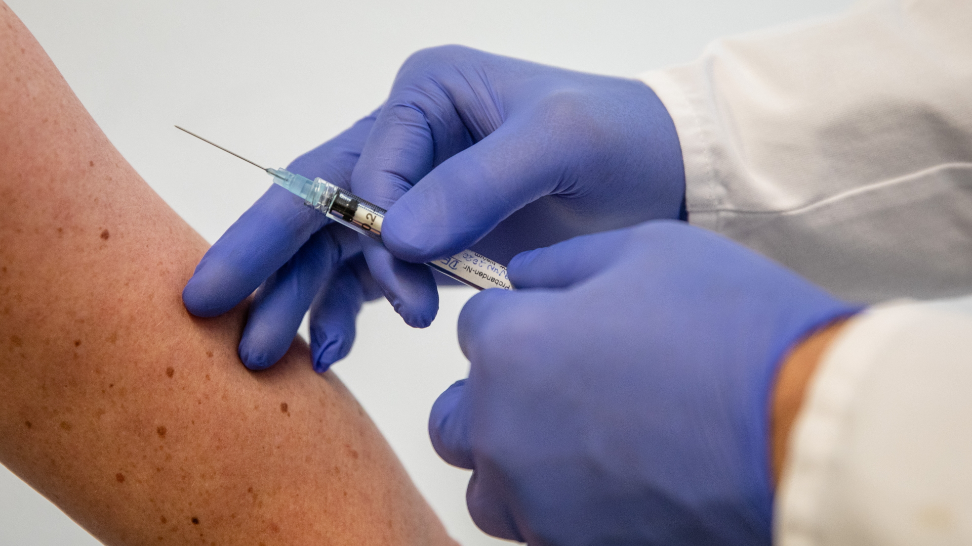 Eine Frau im Tübinger Institut für Tropenmedizin wird mit einer Spritze geimpft. | dpa