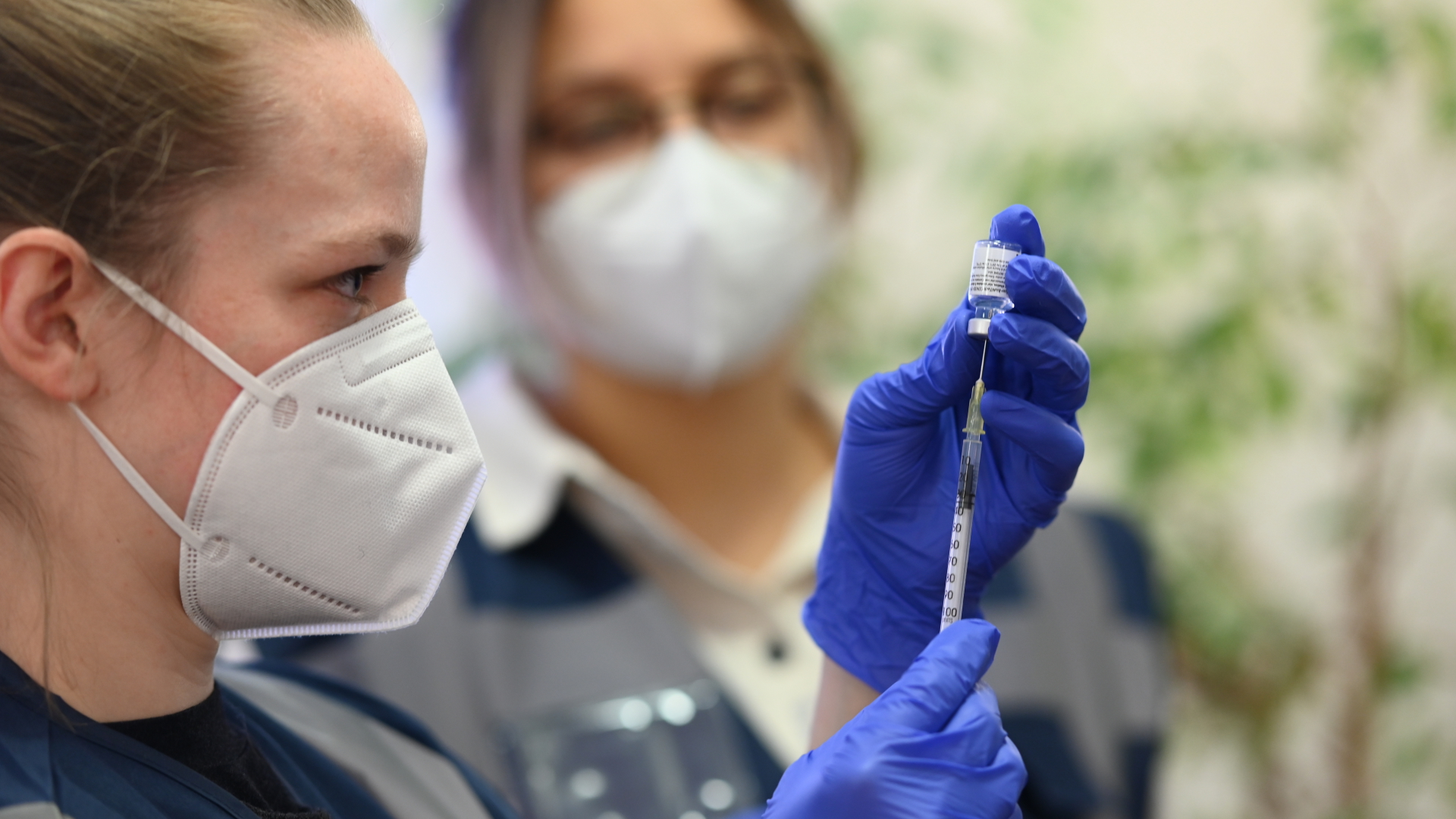 Eine Medizinstudentin zieht im Zentralen Impfzentrum in Tübingen den Impfstoff von Pfizer-BioNTech auf.  | dpa