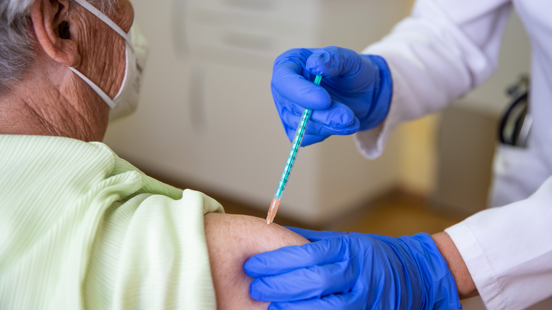 Eine Frau in Baden-Württemberg wird von einer Ärztin gegen das Coronavirus geimpft.