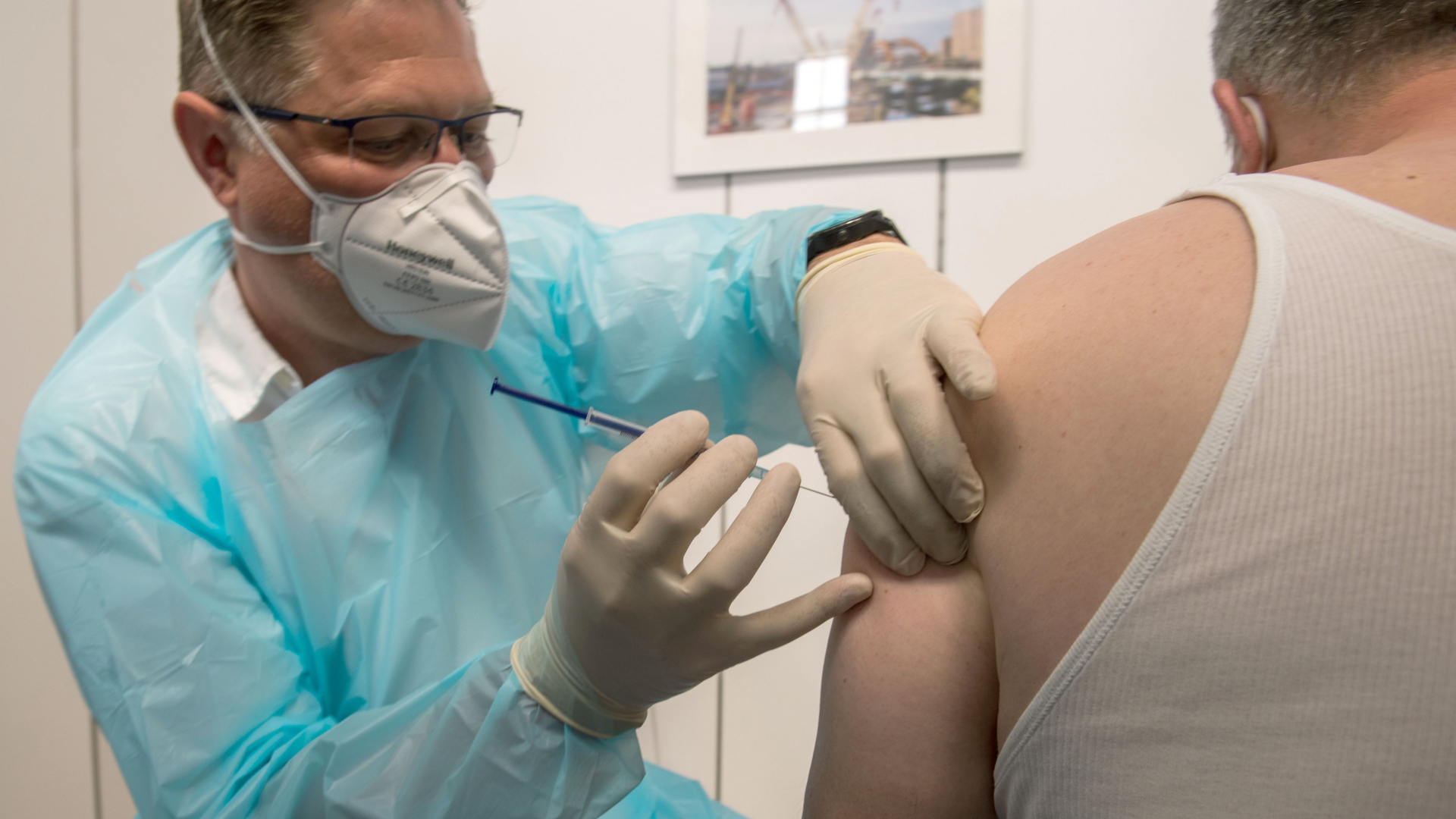 Rettungsassistent Achim Hensler impft im Impfzentrum des Maschinenbauers Liebherr einen Mann gegen Covid-19 | dpa