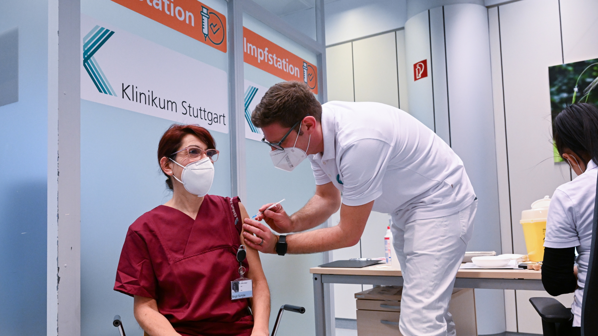 Eine Klinikmitarbeiterin lässt sich im Klinikum Stuttgart mit dem Impfstoff Nuvaxovid des US-Herstellers Novavax impfen. | dpa