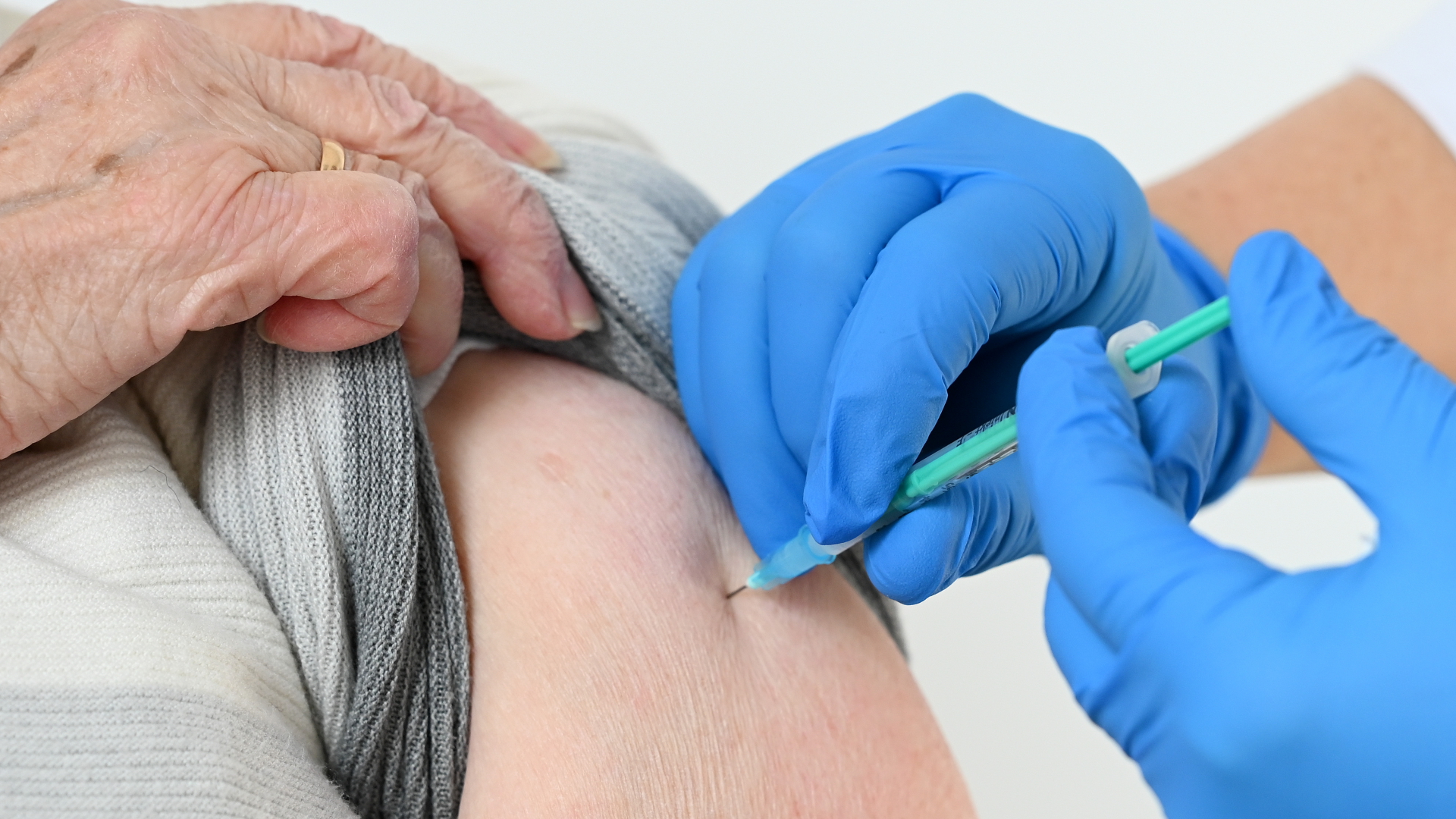 Eine Seniorin bekommt im Impfzentrum des Landkreises Kassel eine Impfung gegen Covid-19.
