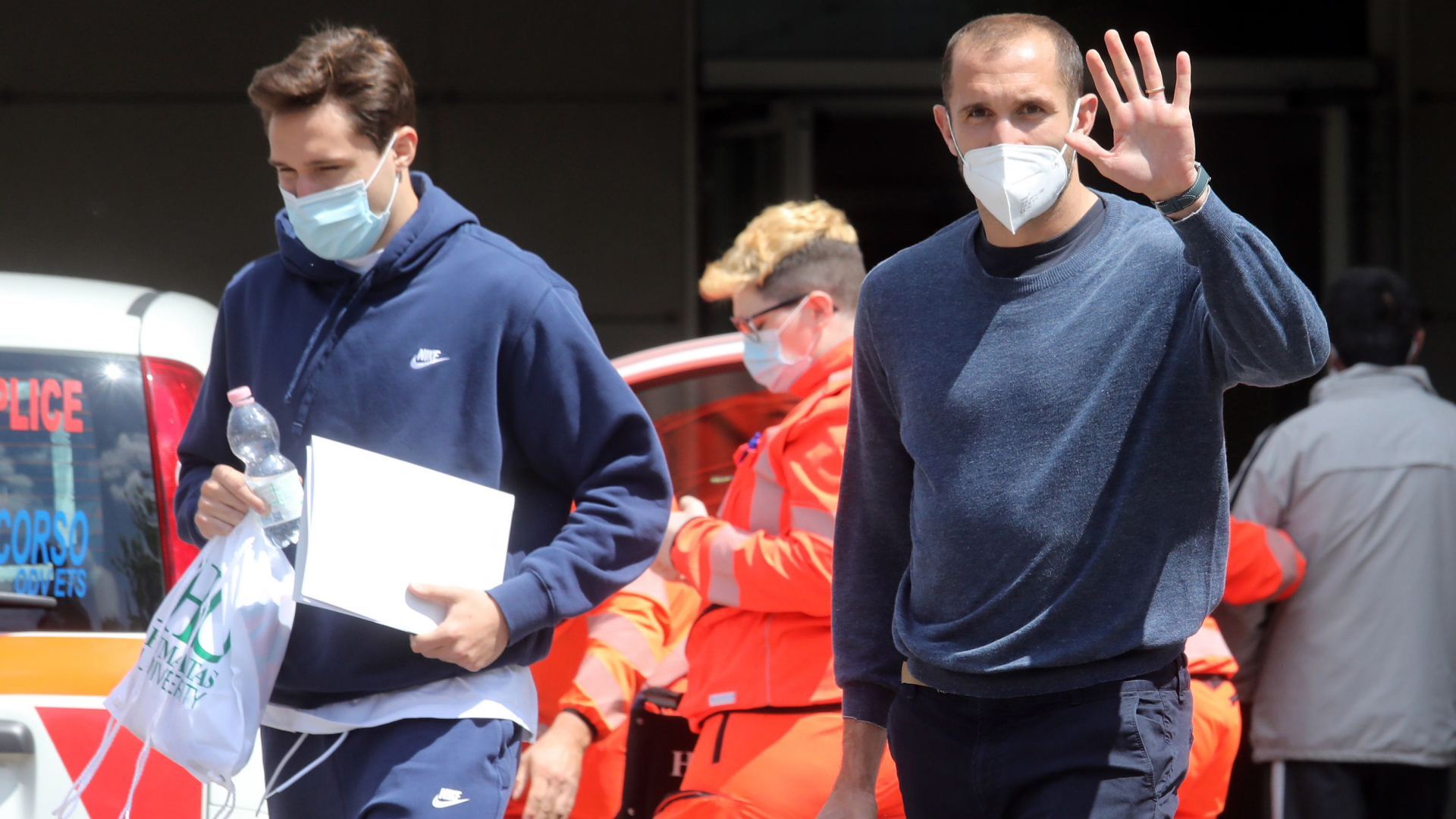 Die italienischen Fußballnationalspieler Federico Chiesa (links) und Giorgio Chiellini vor ihren Corona-Impfungen in einem Krankenhaus in Mailand.  | EPA