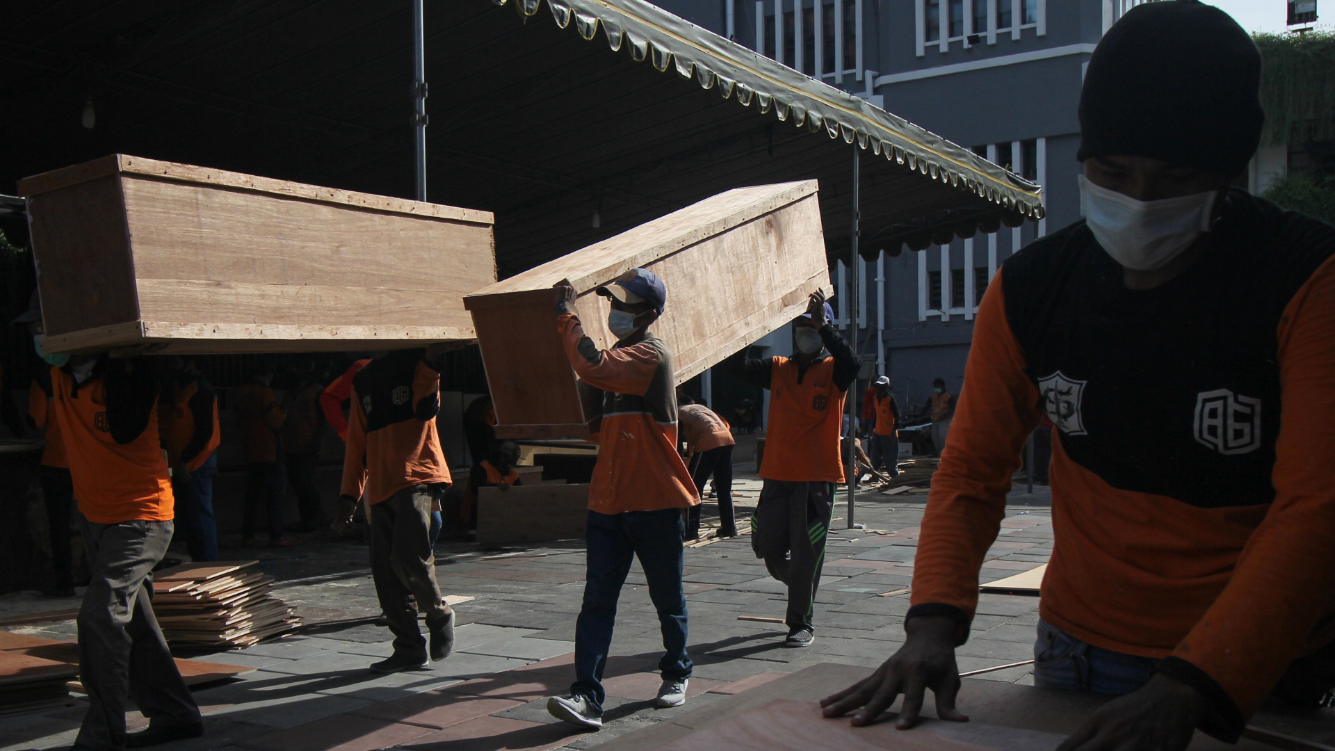 Arbeiter stellen Särge in Indonesien her | via REUTERS