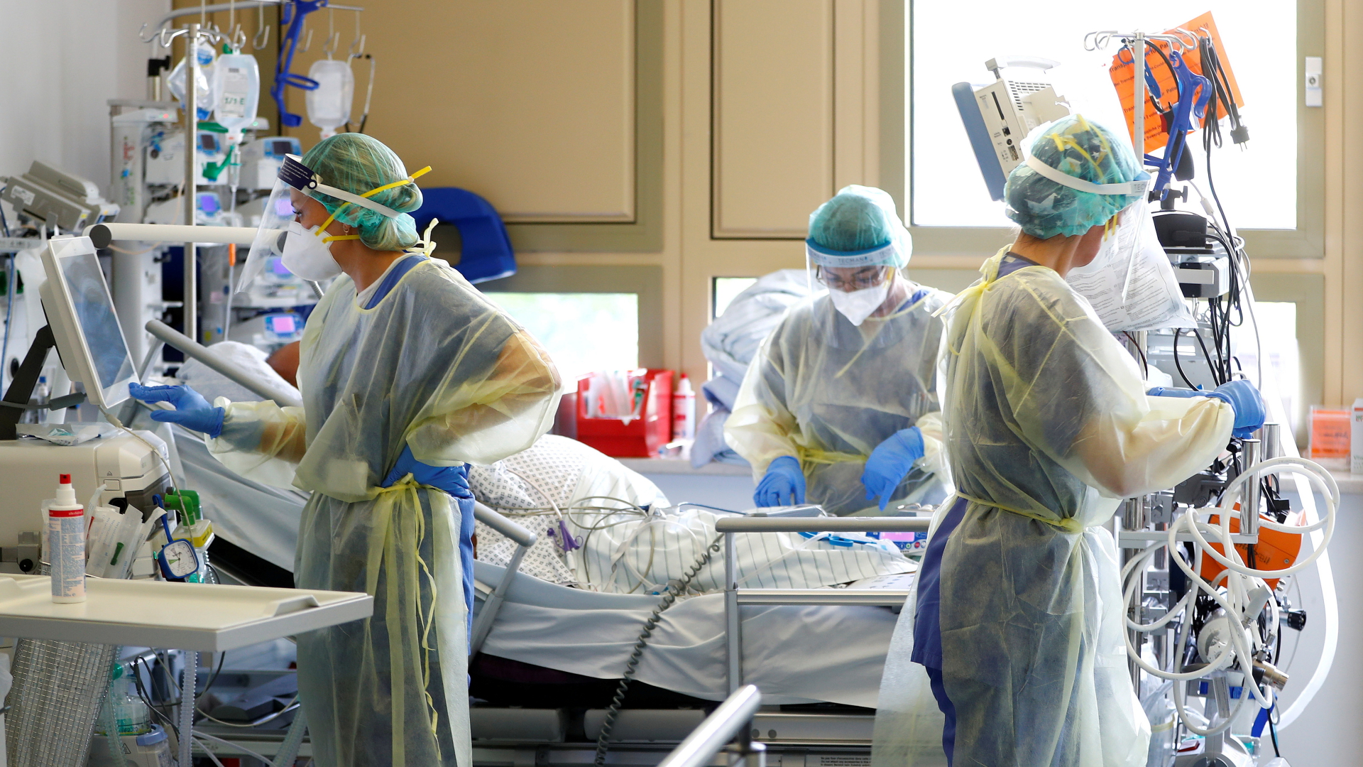 In einer Klinik in Darmstadt betreut medizinisches Personal einen Corona-Patienten in der Notaufnahme.