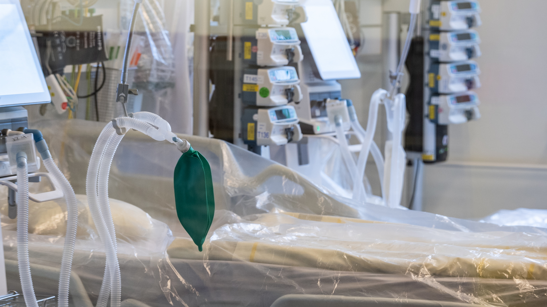 Ein Intensivbett mit Beatmungseinheit steht auf der Corona-Station im Städtischen Klinikum Dresden für schwer erkrankte Covid-19-Patienten bereit. | dpa