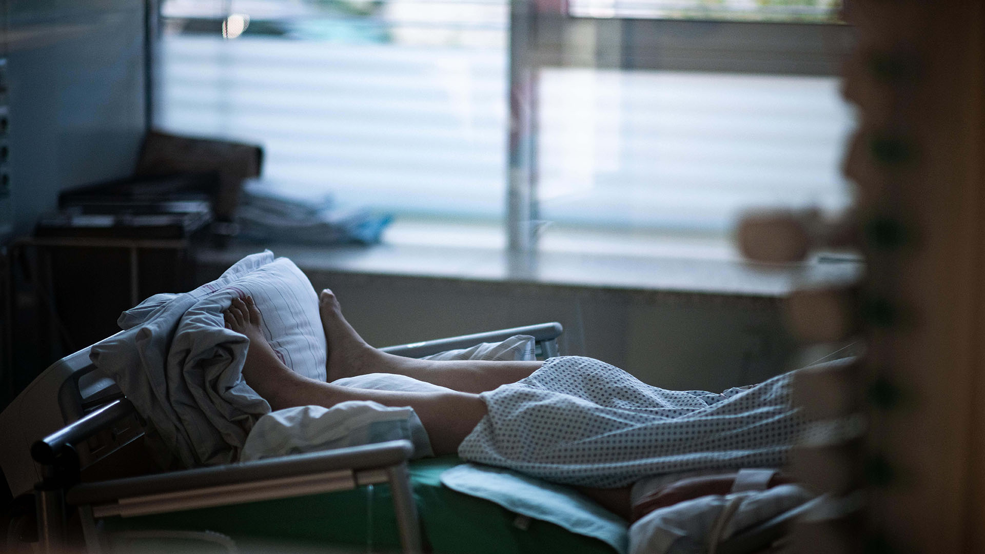 Ein Patient liegt in einem Zimmer auf der Corona-Intensivstation des Universitätsklinikums Essen.  | picture alliance/dpa
