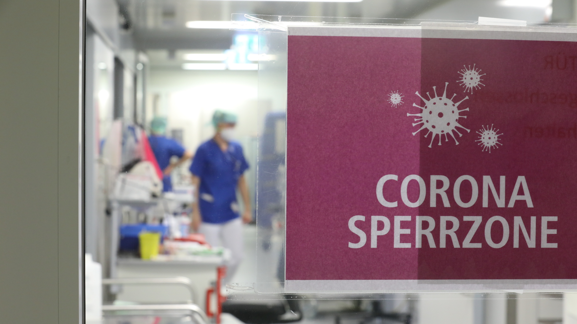  "Corona Sperrzone" steht auf einem Schild am Eingang der Covid-19 Intensivstation im SRH Waldklinikum, Gera. | dpa