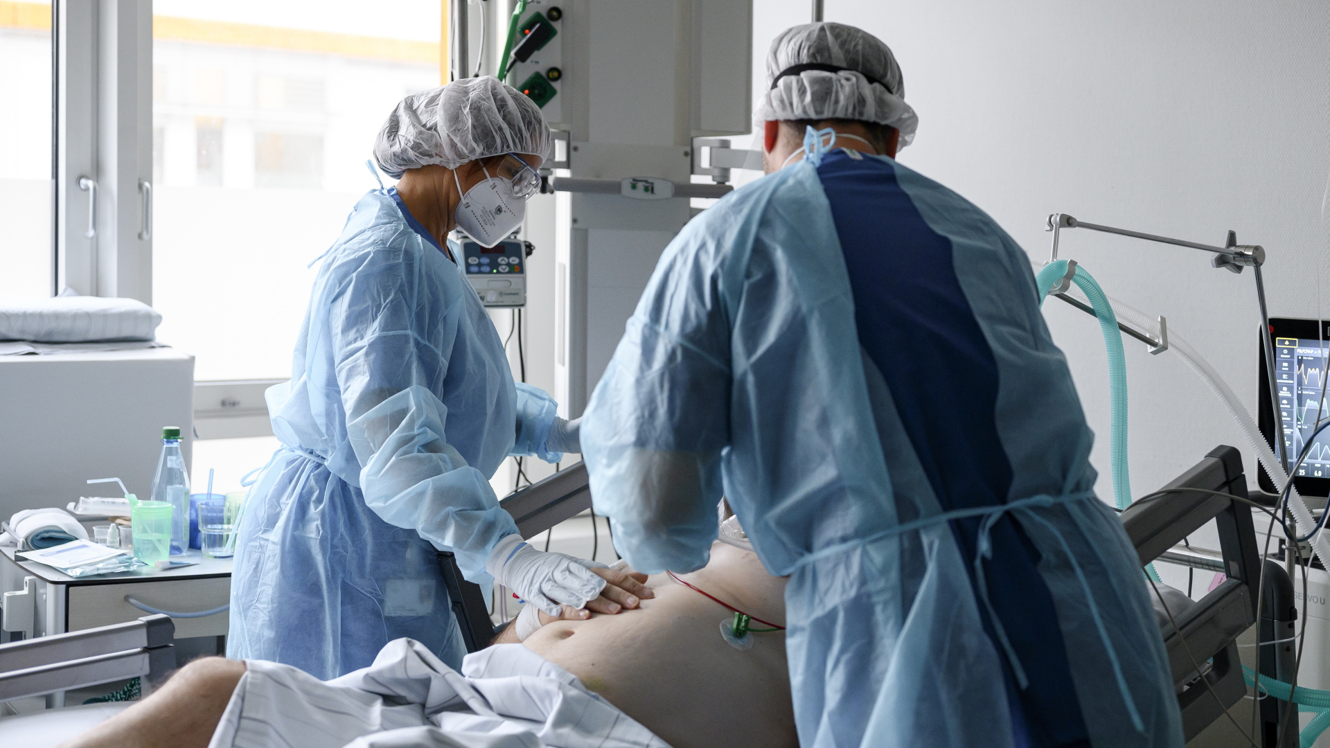 Arzt und Pflegerin betreuen einen Corona-Patienten auf der Intensivstation des Klinikums Fürth. | dpa
